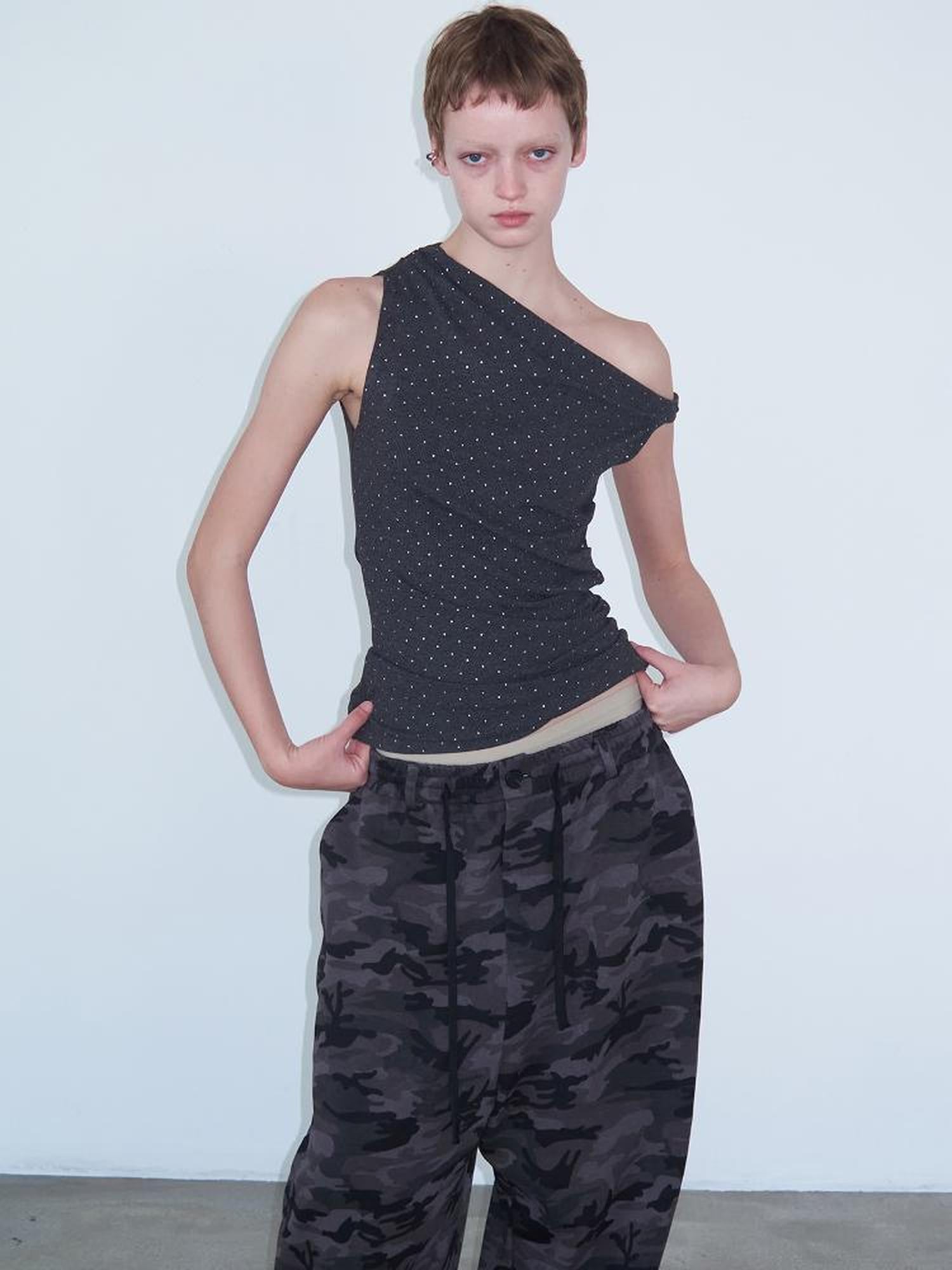Delivery Asymmetric Shoulder Pleated Knit Top With Gray Polka Dot
