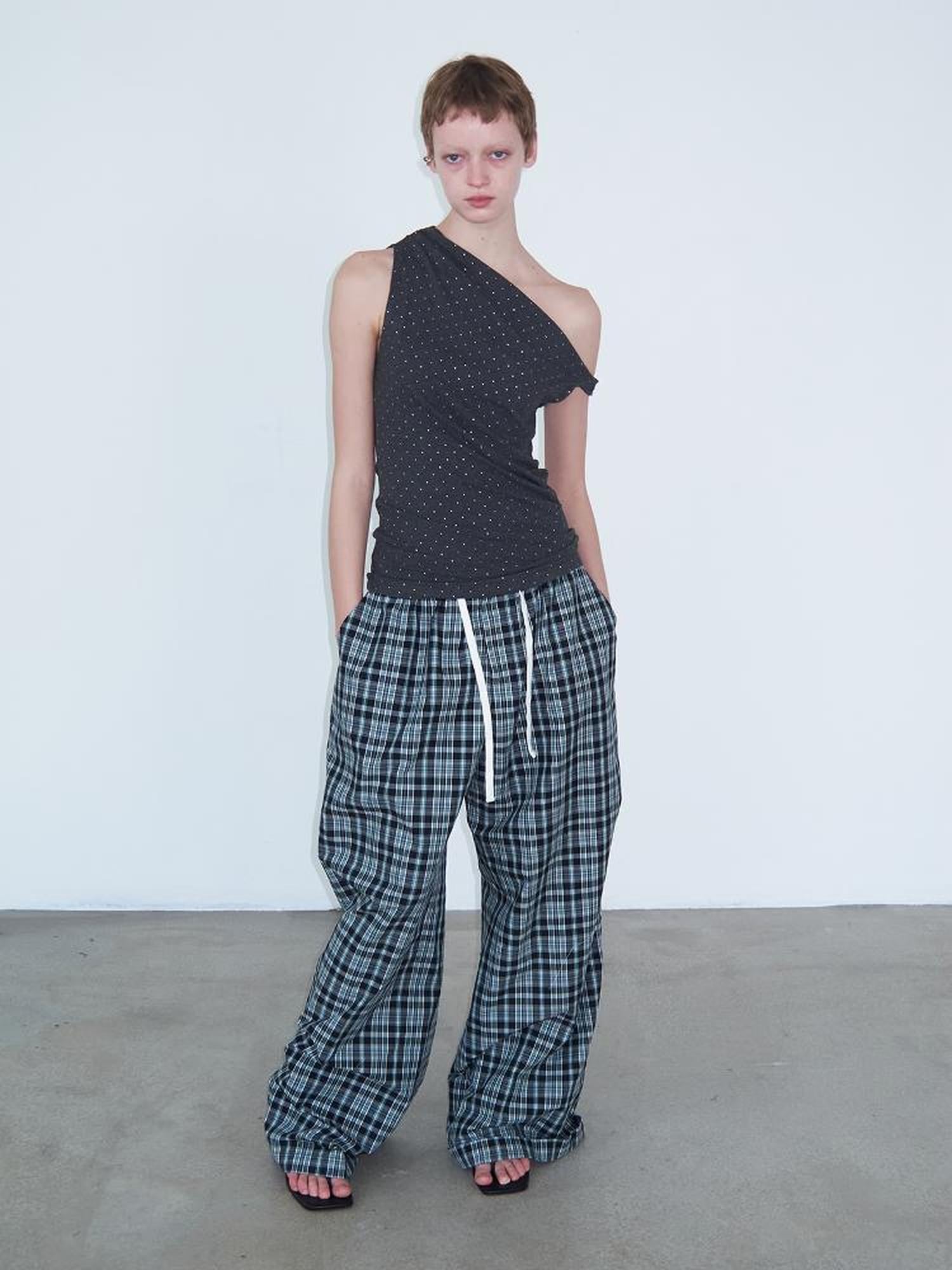 Delivery Asymmetric Shoulder Pleated Knit Top With Gray Polka Dot