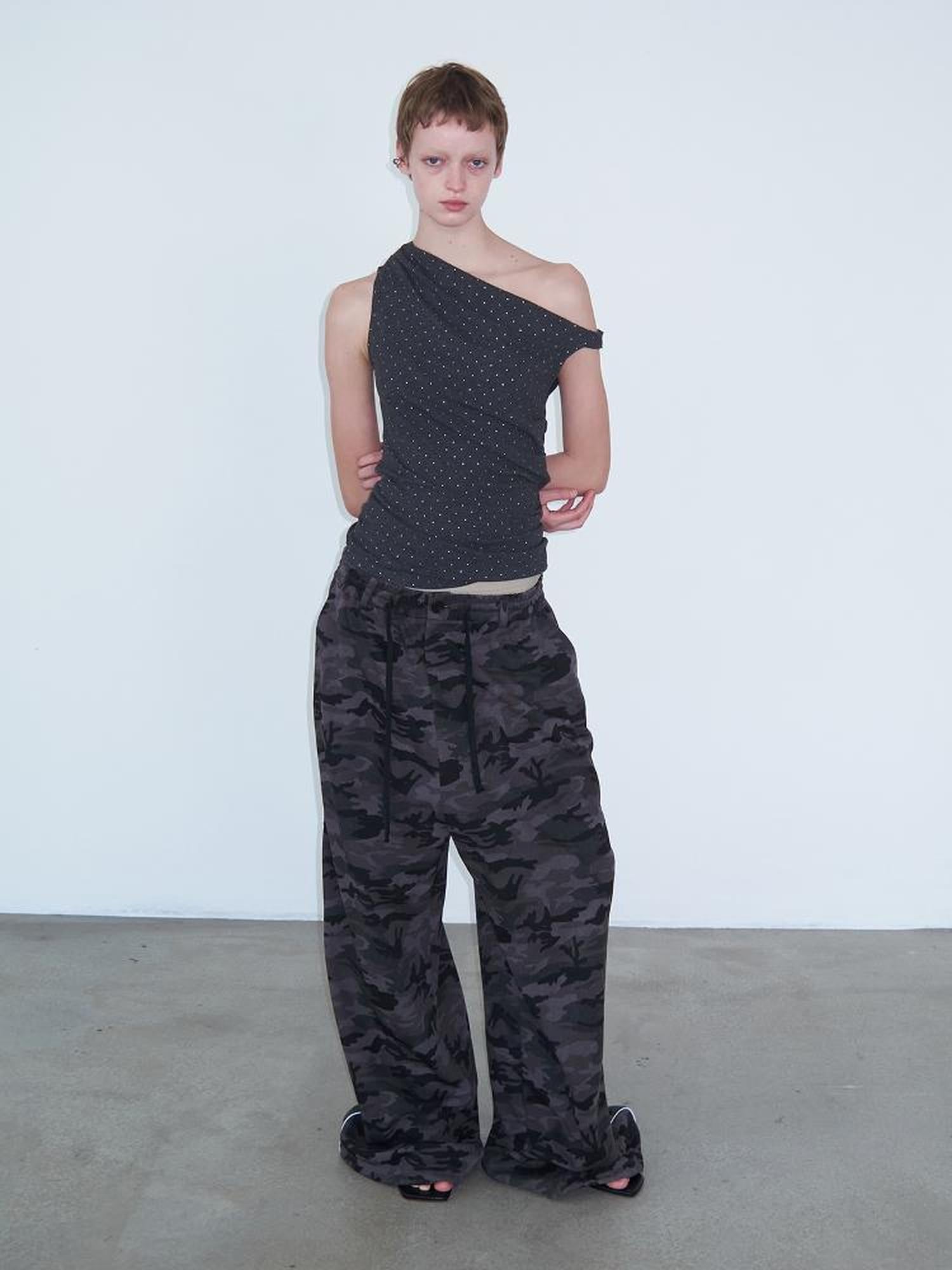 Delivery Asymmetric Shoulder Pleated Knit Top With Gray Polka Dot