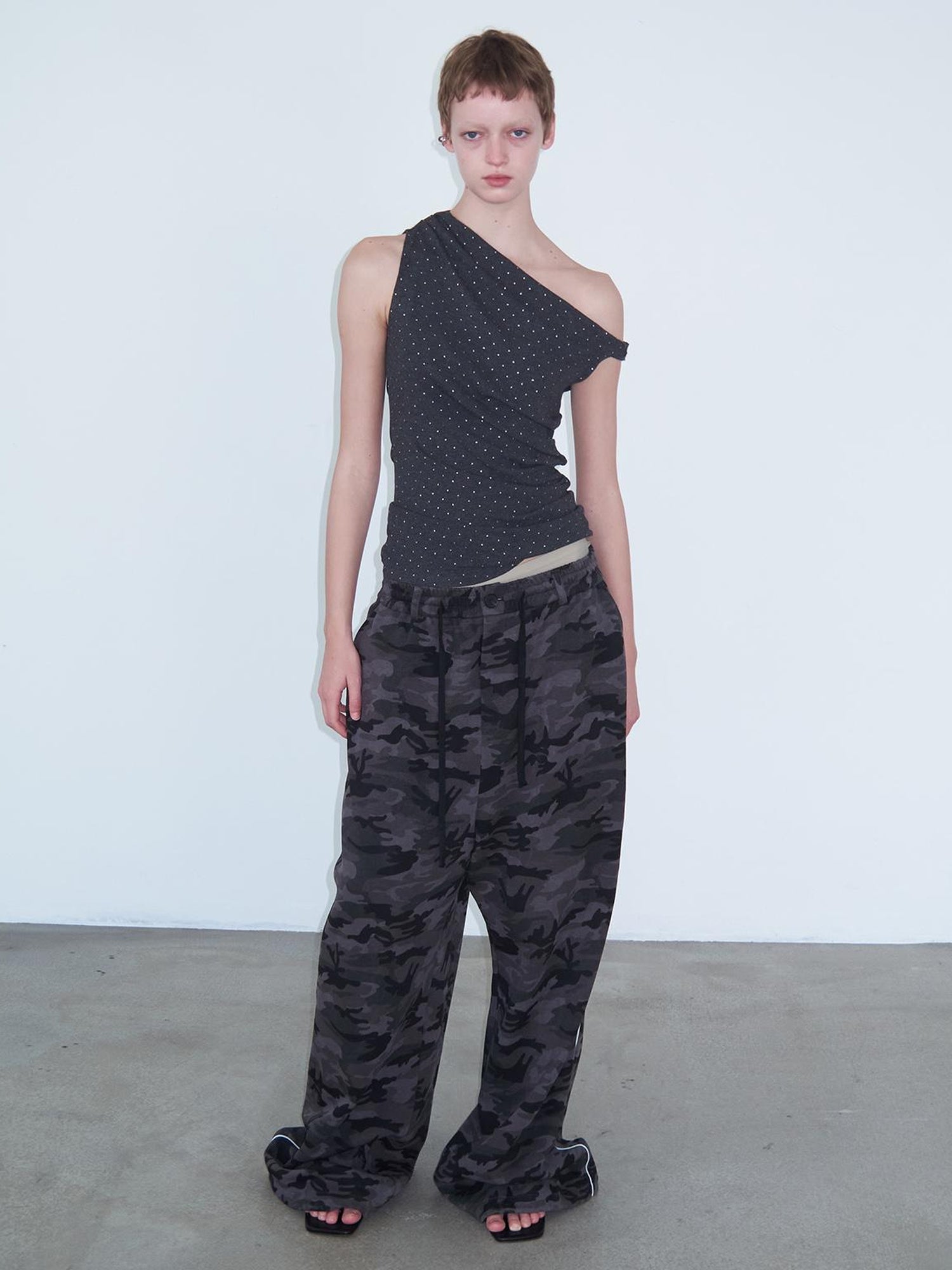 Delivery Asymmetric Shoulder Pleated Knit Top With Gray Polka Dot