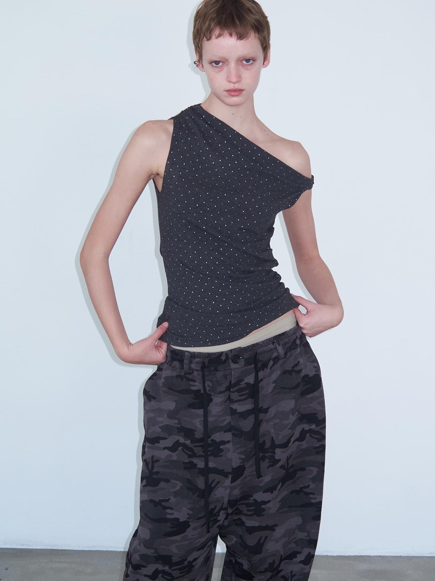 Delivery Asymmetric Shoulder Pleated Knit Top With Gray Polka Dot