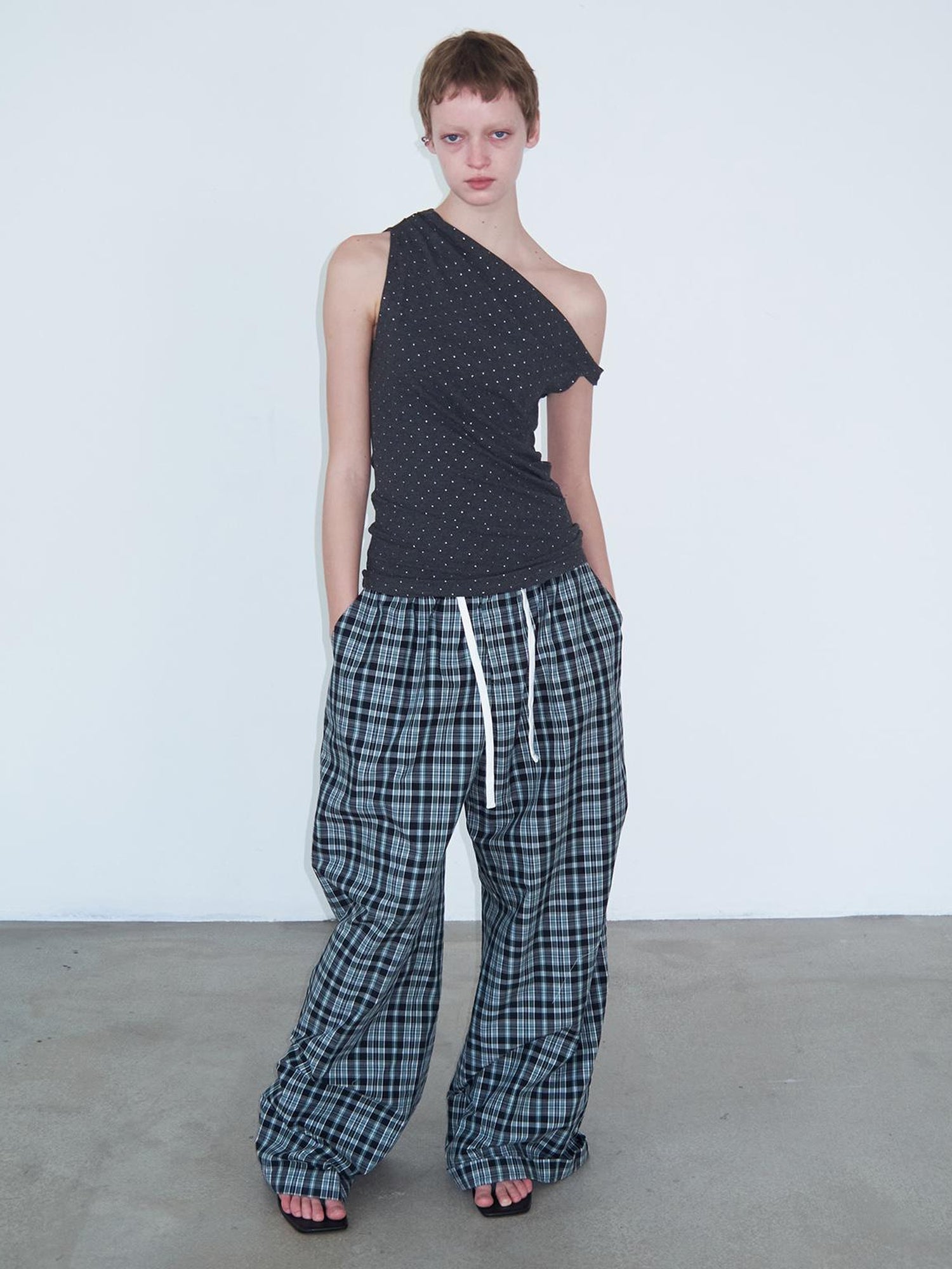 Delivery Asymmetric Shoulder Pleated Knit Top With Gray Polka Dot