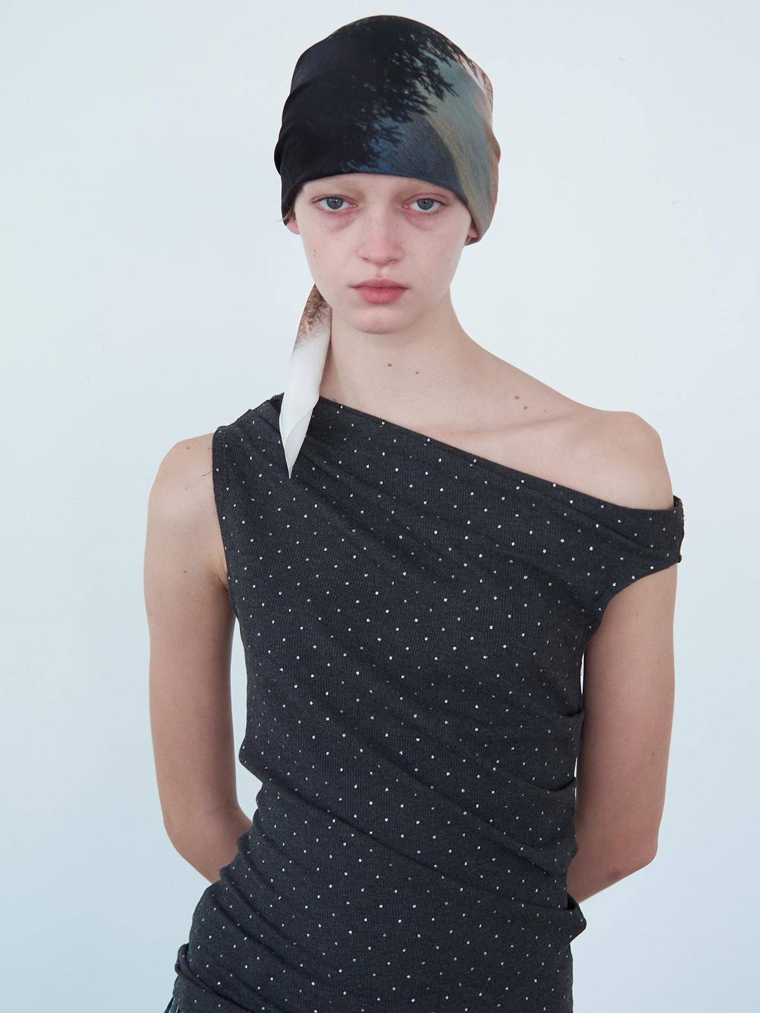 Delivery Asymmetric Shoulder Pleated Knit Top With Gray Polka Dot