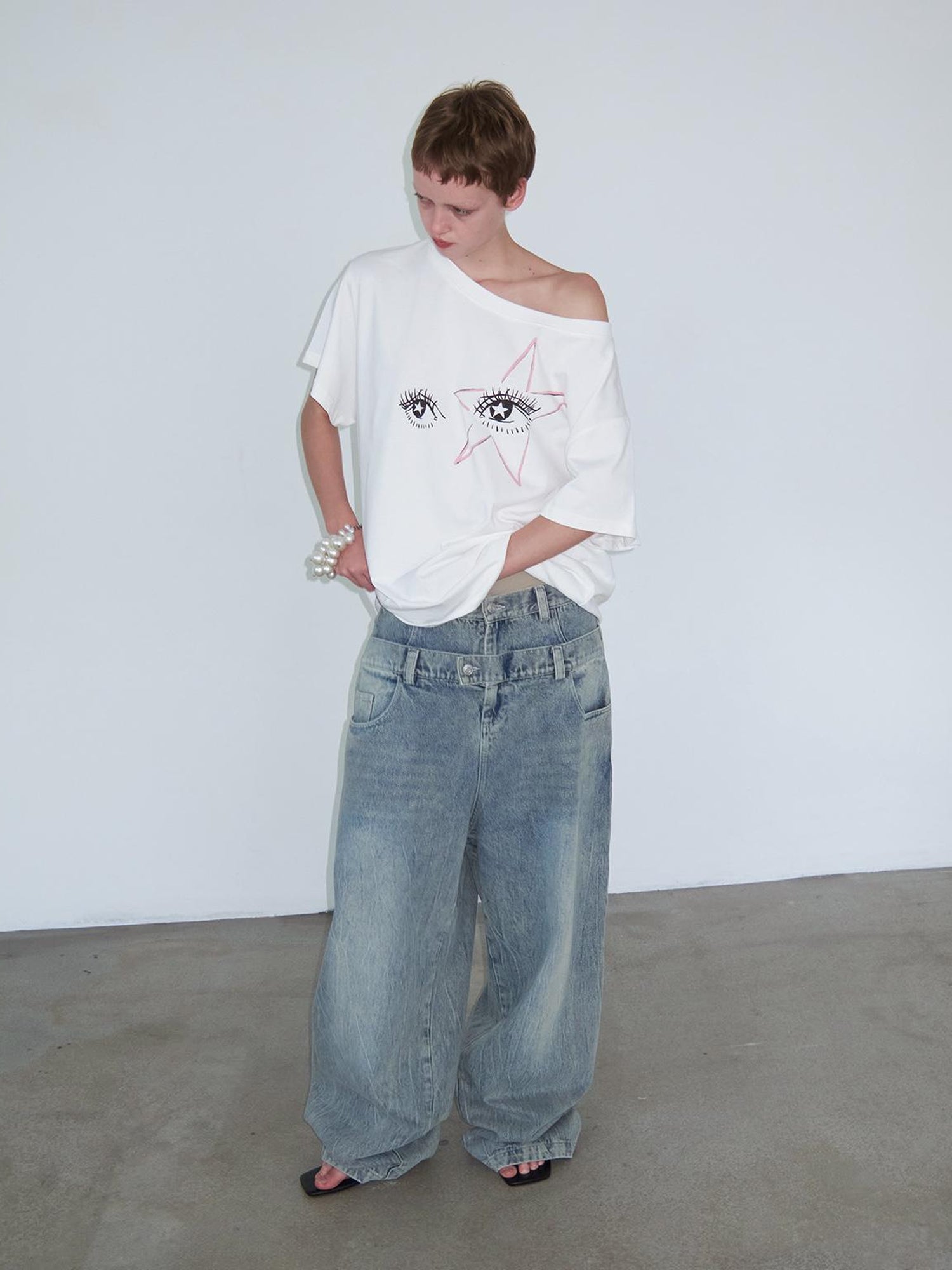 Delivery Distressed Light Wash Relaxed Mid Low Rise Jeans