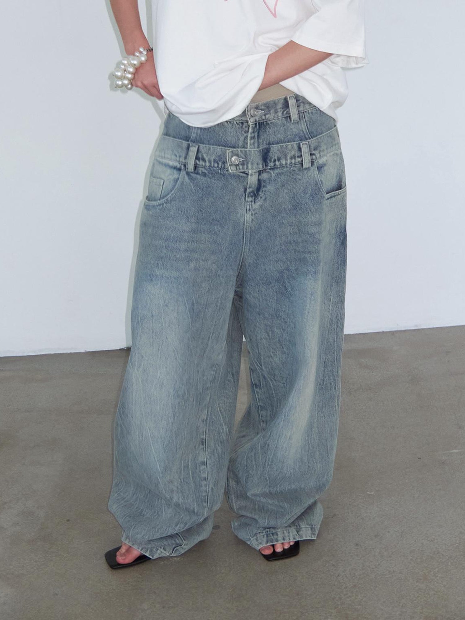 Delivery Distressed Light Wash Relaxed Mid Low Rise Jeans