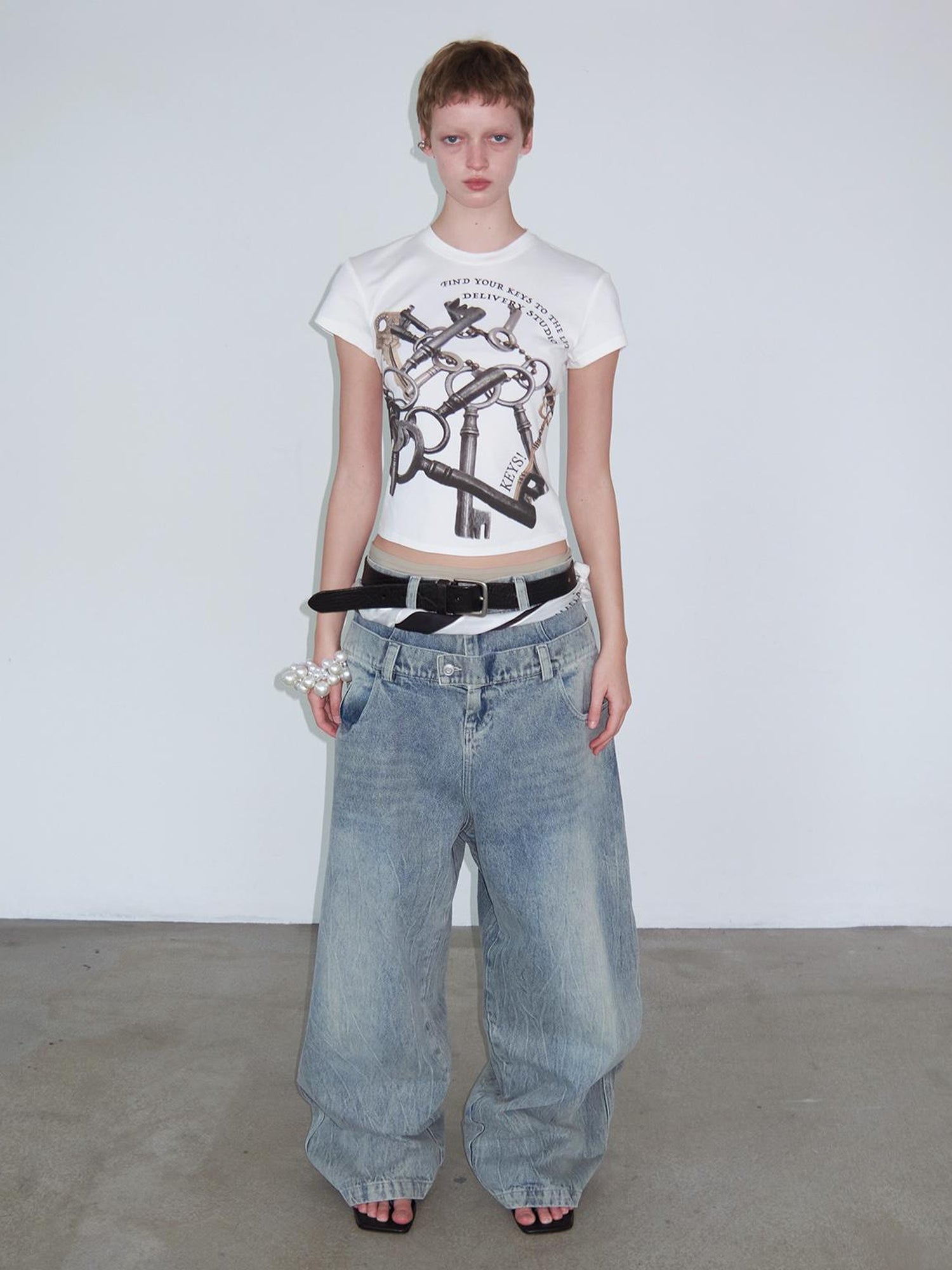 Delivery Distressed Light Wash Relaxed Mid Low Rise Jeans