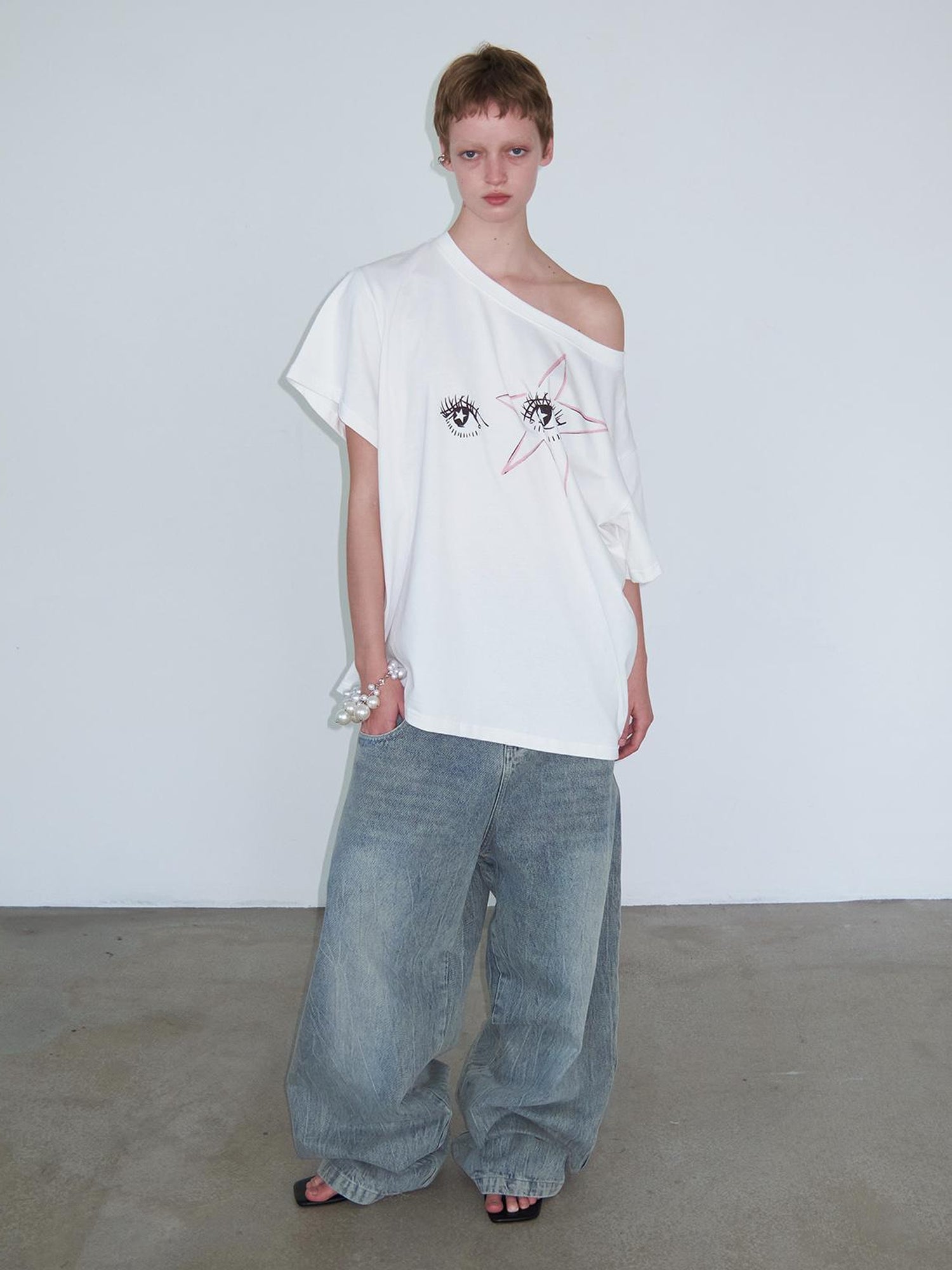 Delivery Distressed Light Wash Relaxed Mid Low Rise Jeans