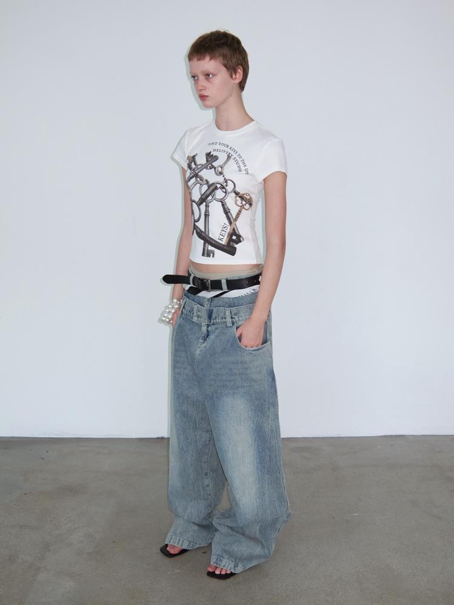 Delivery Distressed Light Wash Relaxed Mid Low Rise Jeans