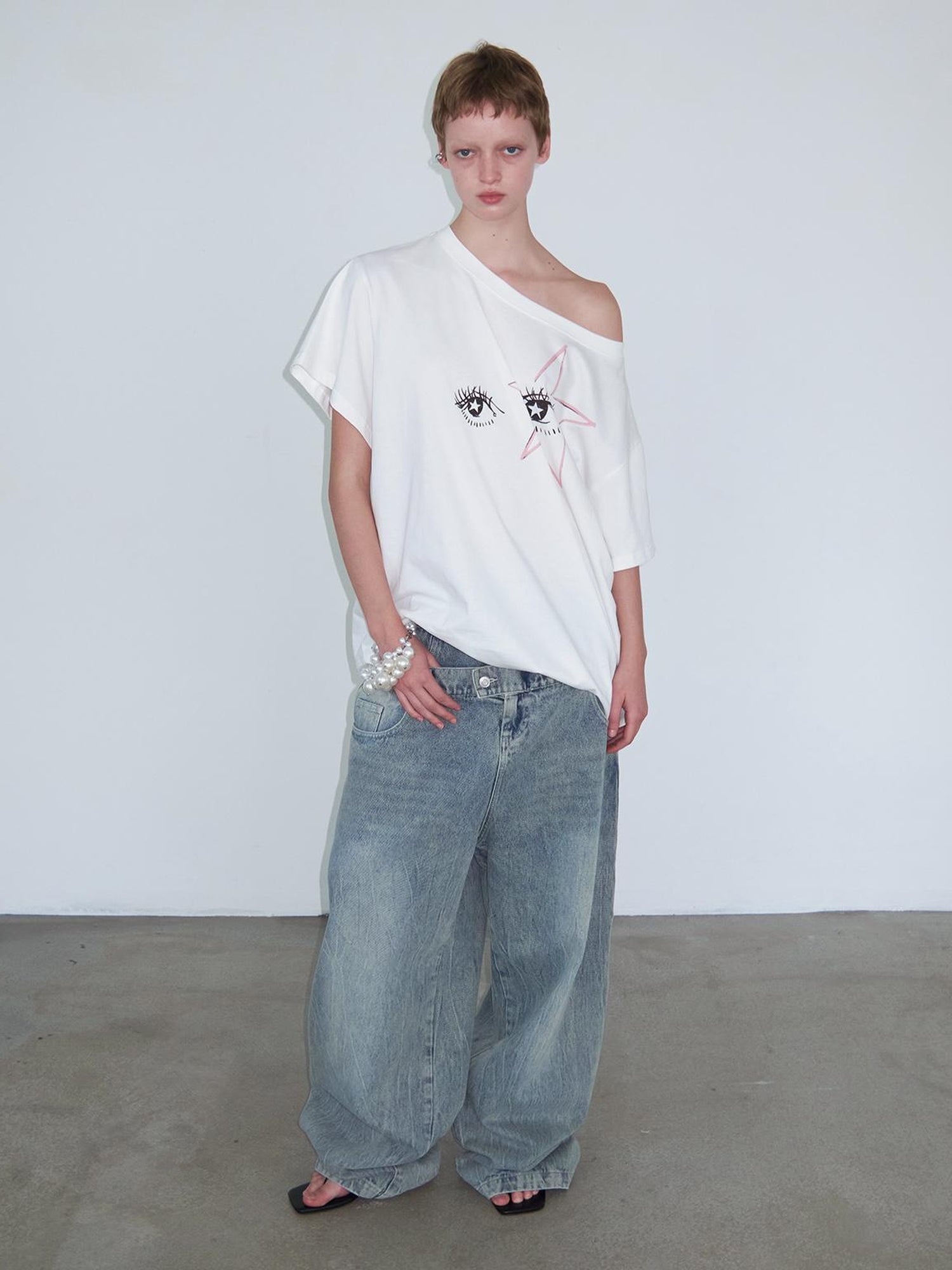 Delivery Distressed Light Wash Relaxed Mid Low Rise Jeans