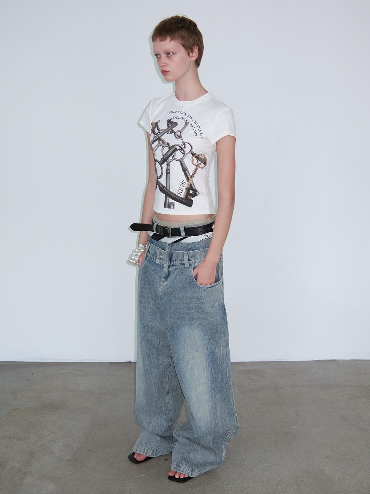 Delivery Distressed Light Wash Relaxed Mid Low Rise Jeans