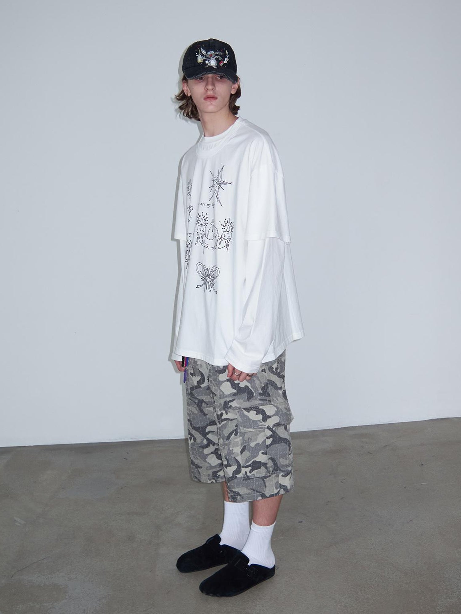 Delivery Graffiti Print Drop Shoulder T-shirt With Double Collar and Sleeve Design