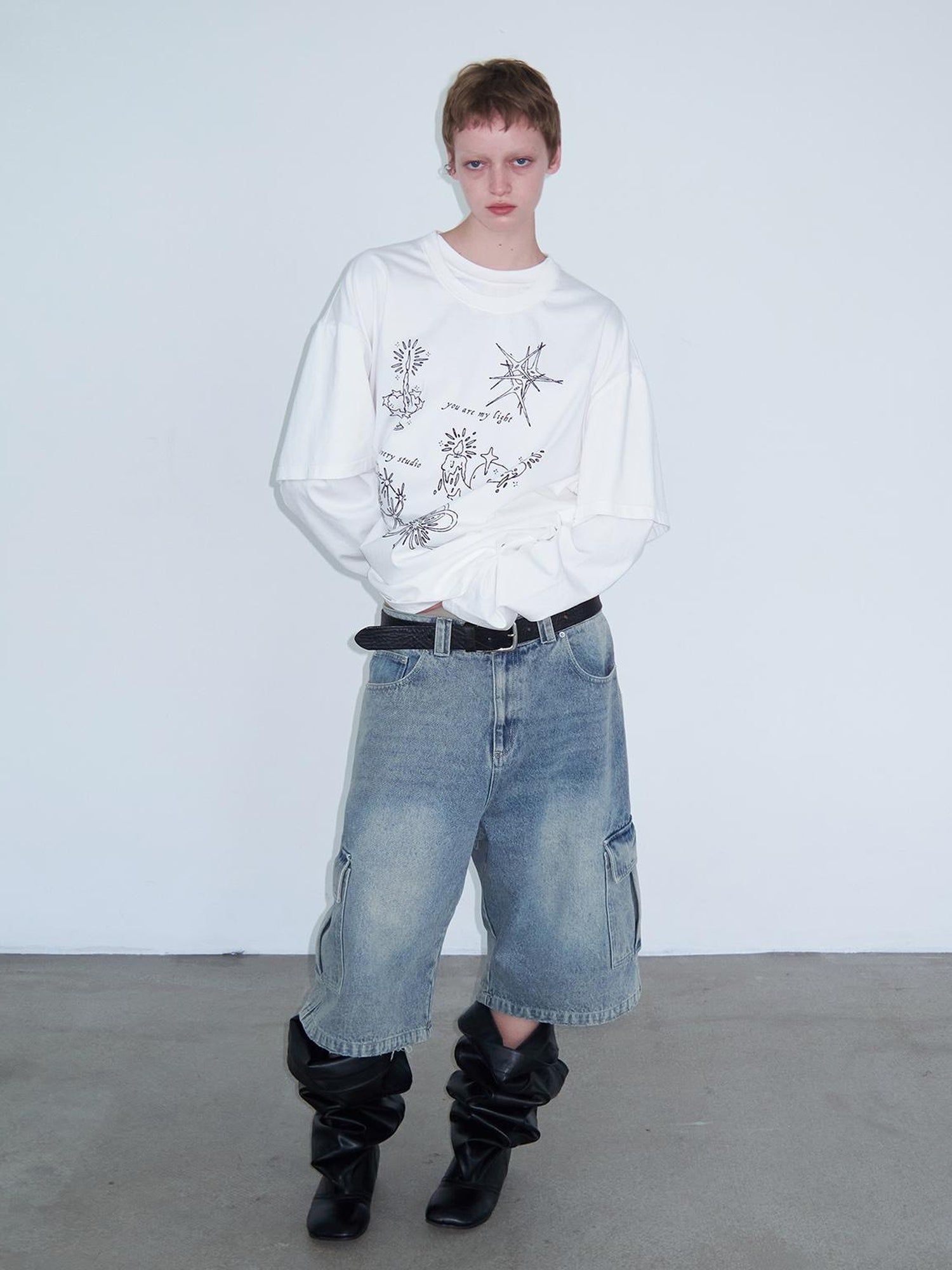 Delivery Graffiti Print Drop Shoulder T-shirt With Double Collar and Sleeve Design