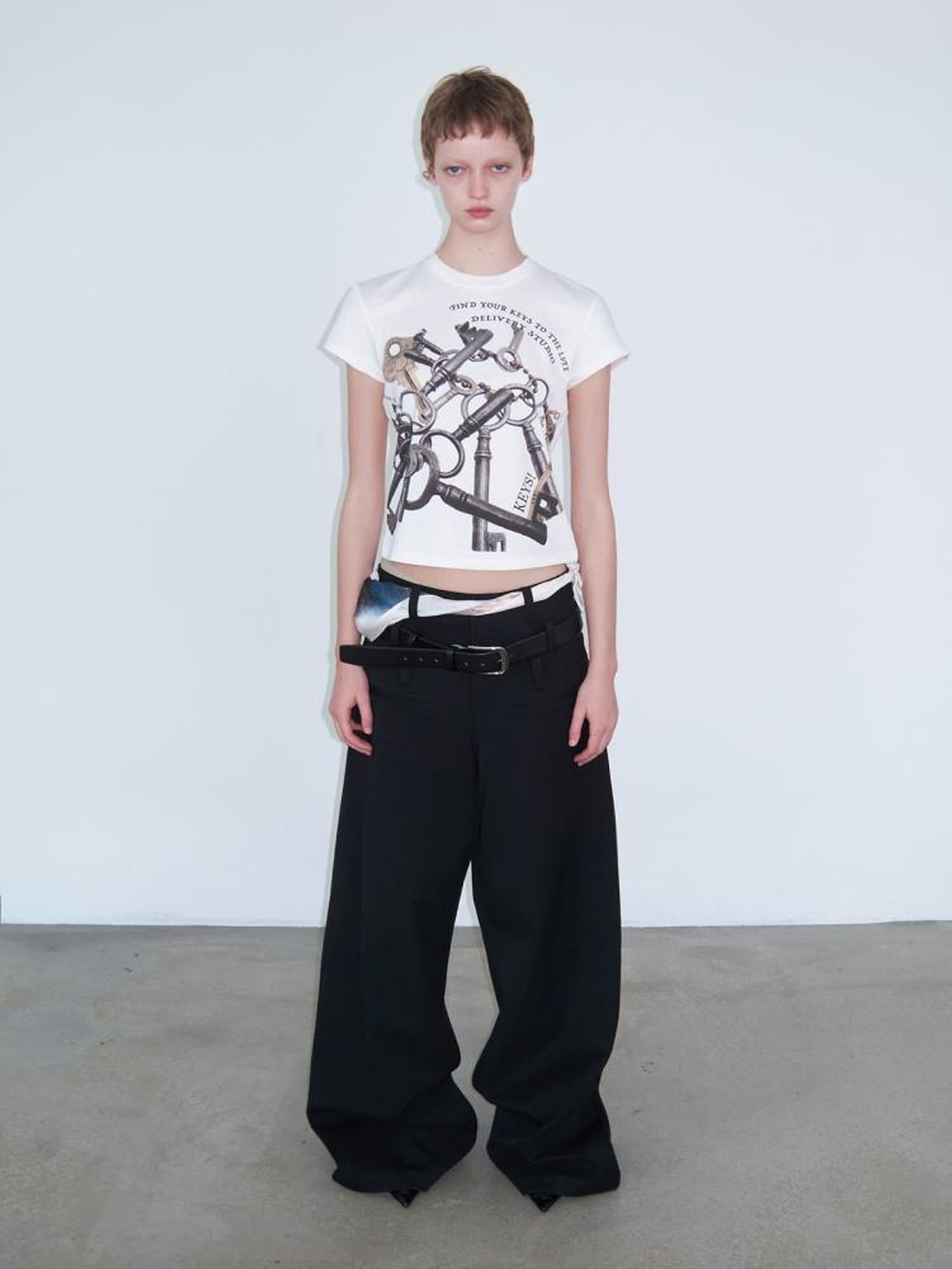 Delivery Vintage Metal Key Print White Crop V-neck T-shirt