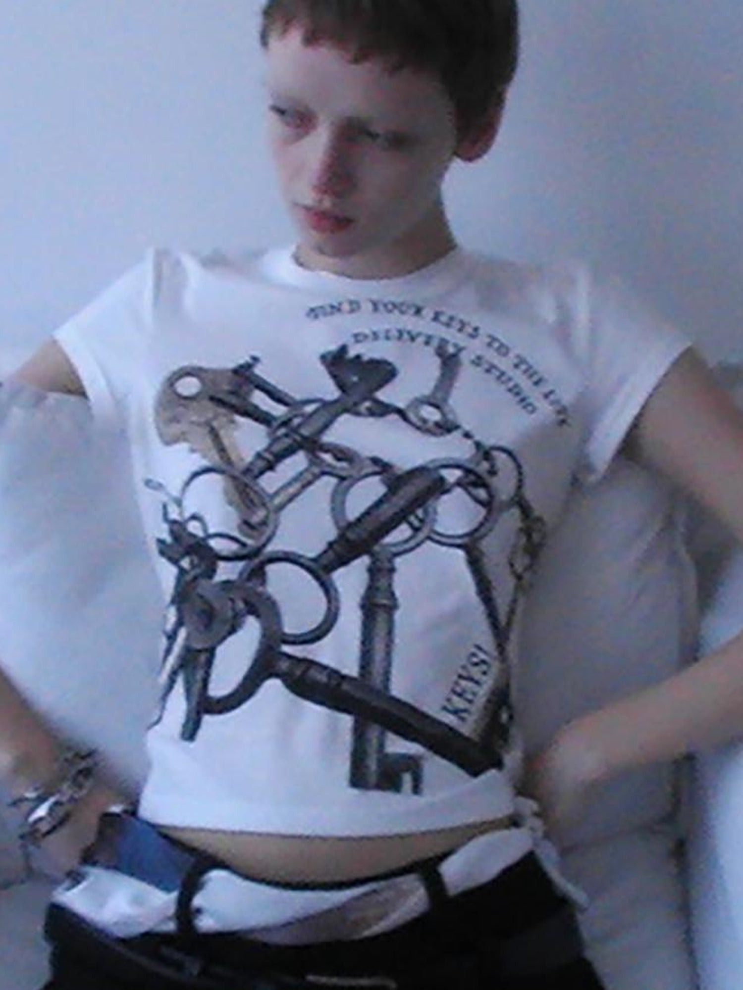 Delivery Vintage Metal Key Print White Crop V-neck T-shirt