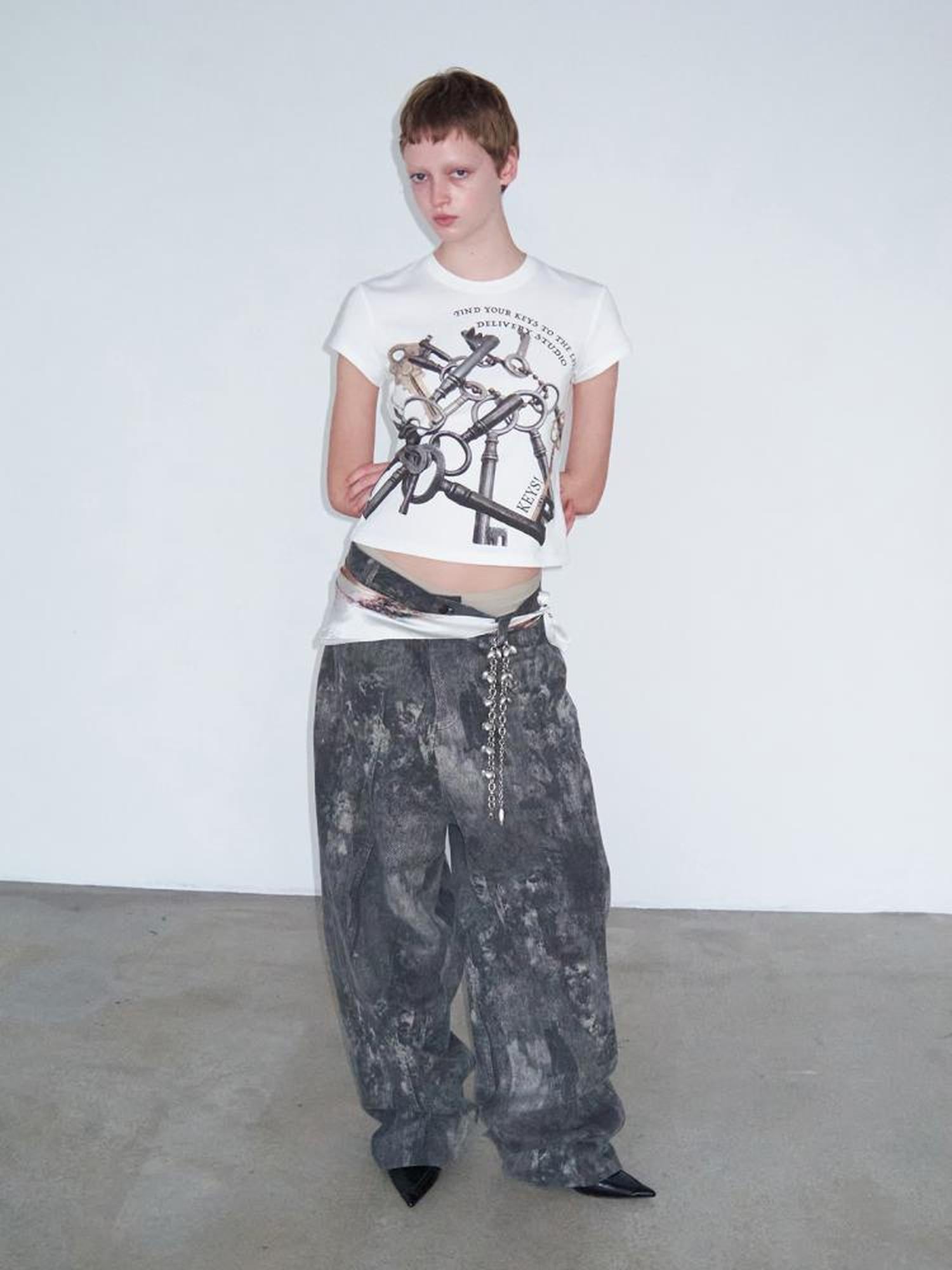 Delivery Vintage Metal Key Print White Crop V-neck T-shirt