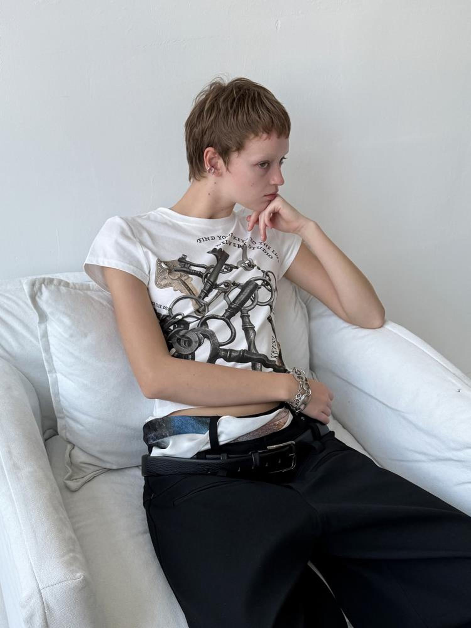 Delivery Vintage Metal Key Print White Crop V-neck T-shirt