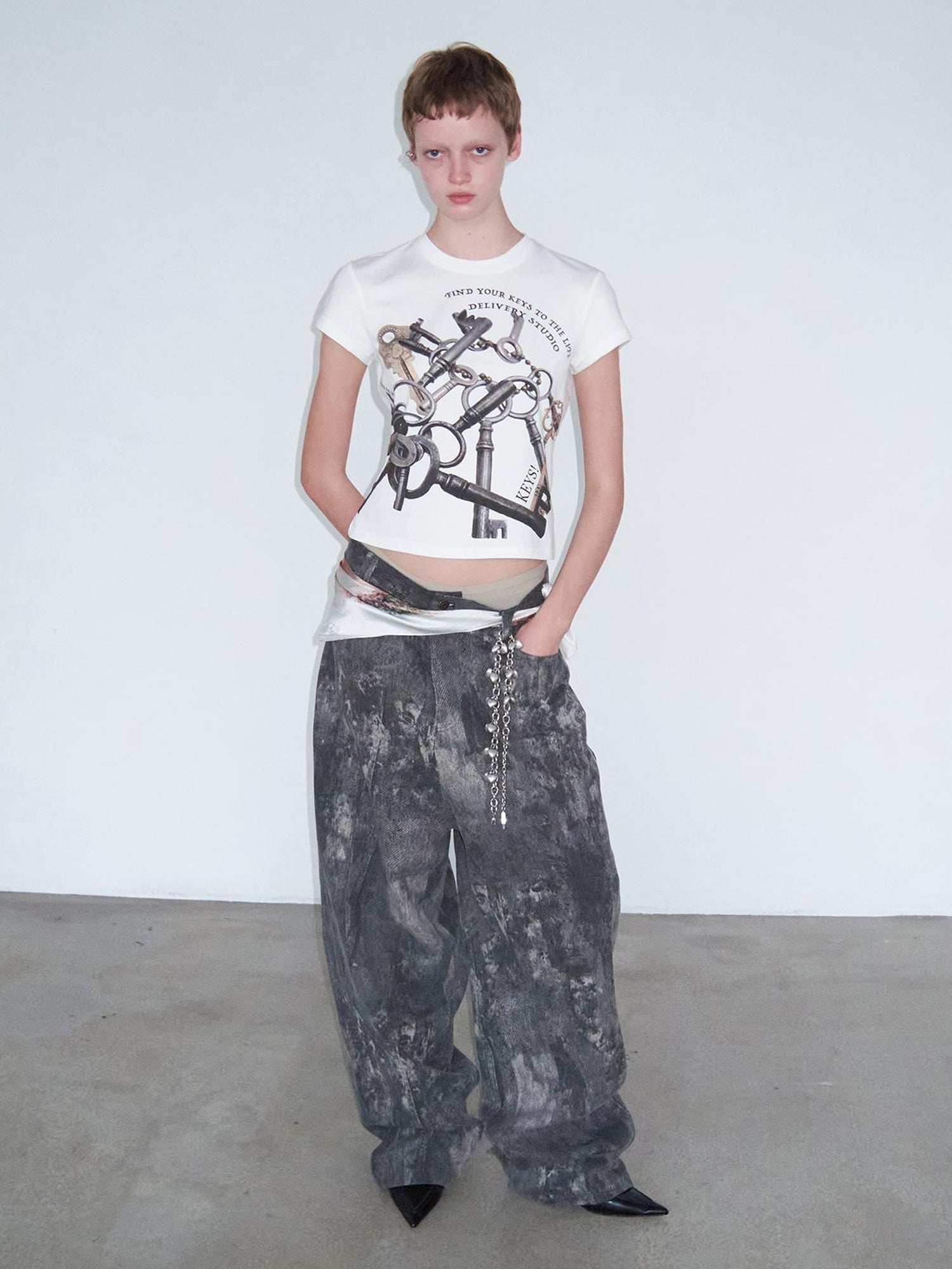 Delivery Vintage Metal Key Print White Crop V-neck T-shirt