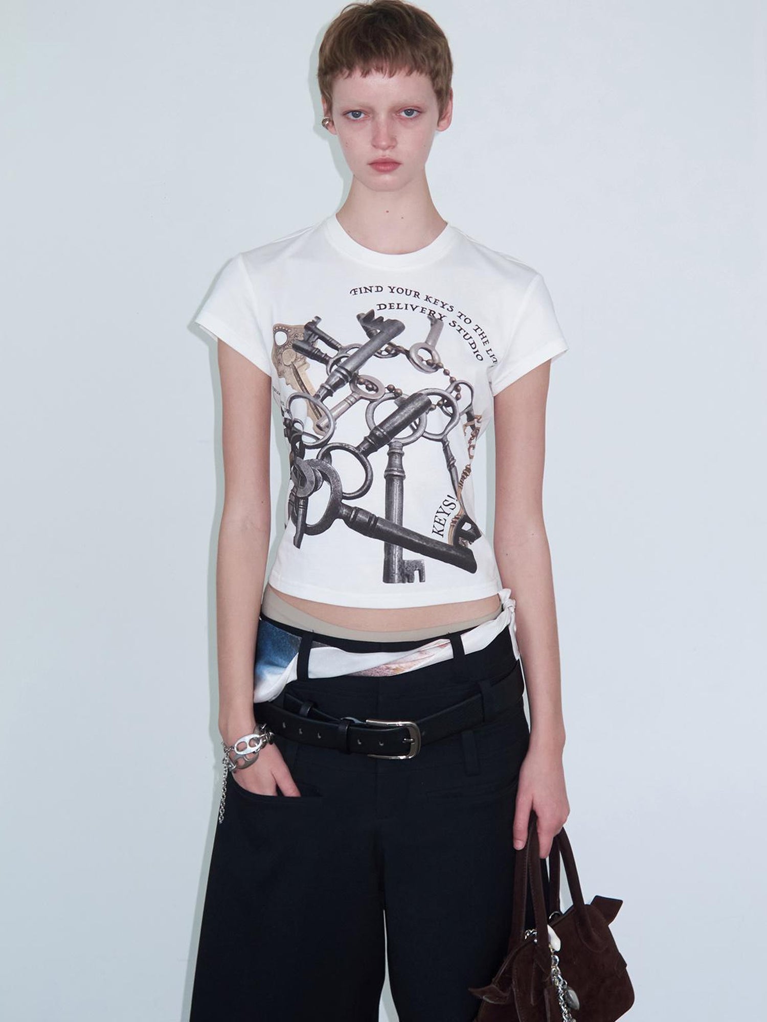 Delivery Vintage Metal Key Print White Crop V-neck T-shirt