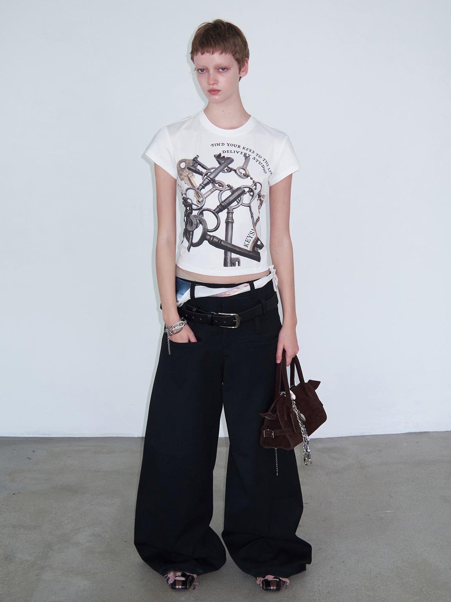 Delivery Vintage Metal Key Print White Crop V-neck T-shirt