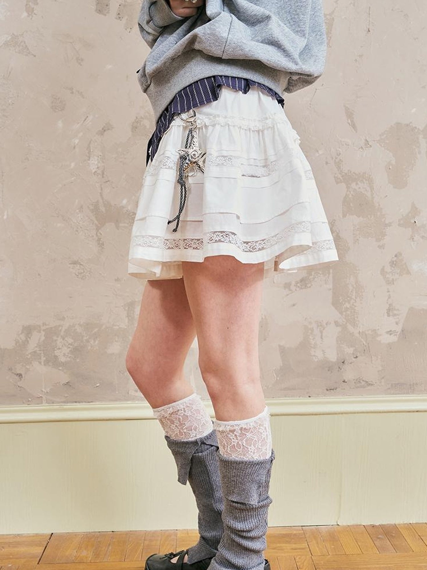 DIDDI MODA Elegant Lace Tiered Mini Skirt With Floral Detailing