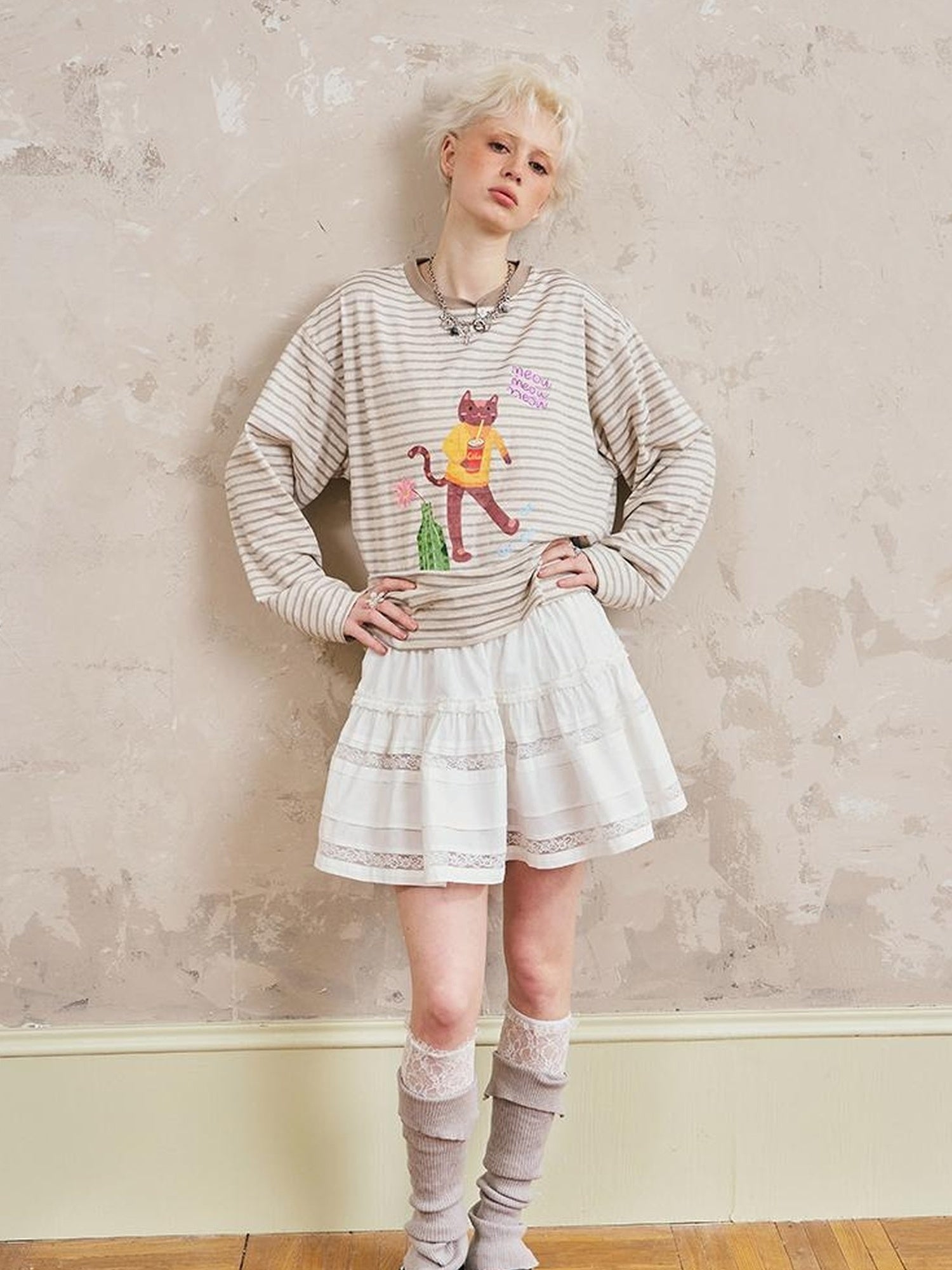 DIDDI MODA Elegant Lace Tiered Mini Skirt With Floral Detailing