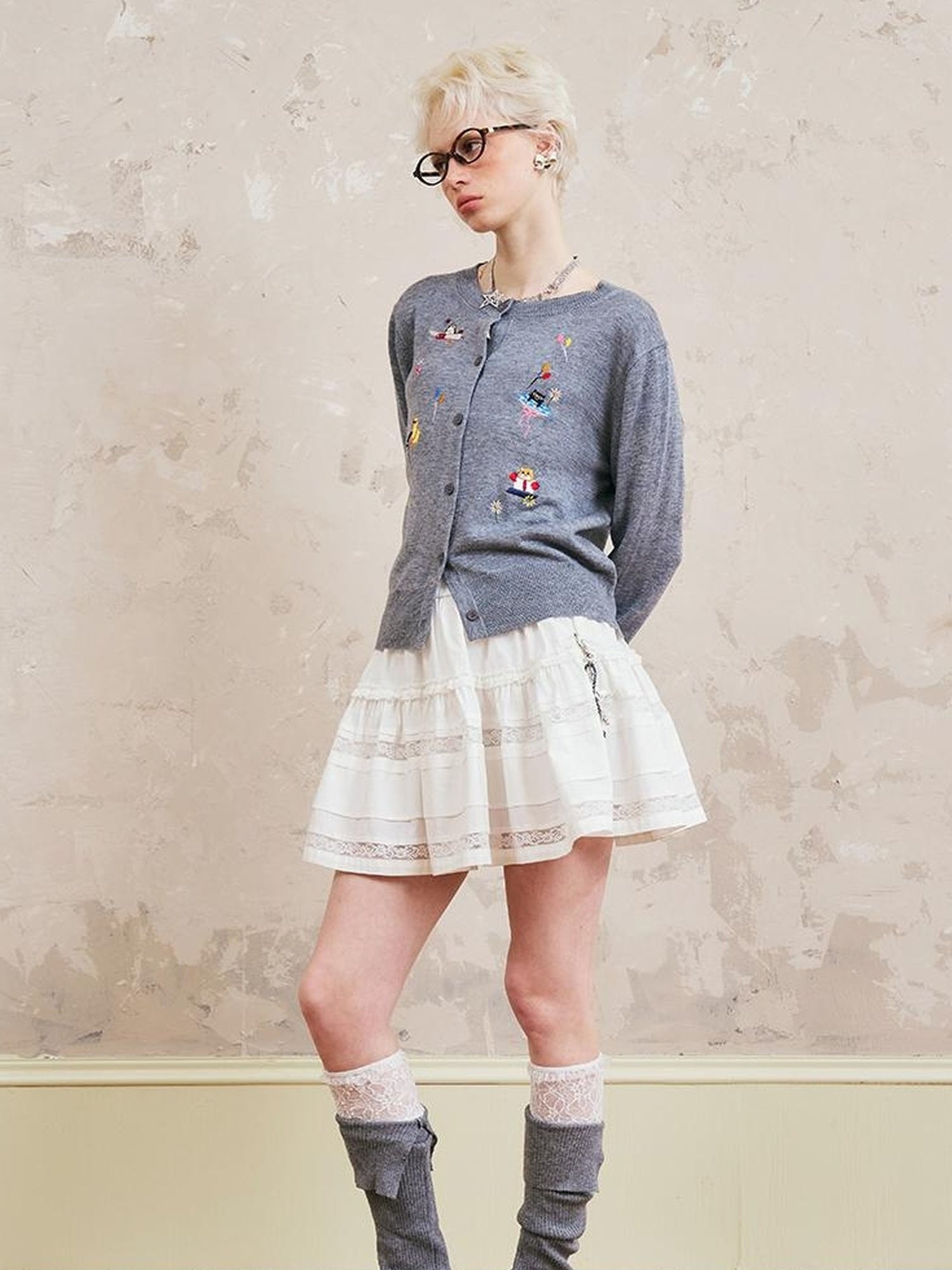 DIDDI MODA Elegant Lace Tiered Mini Skirt With Floral Detailing