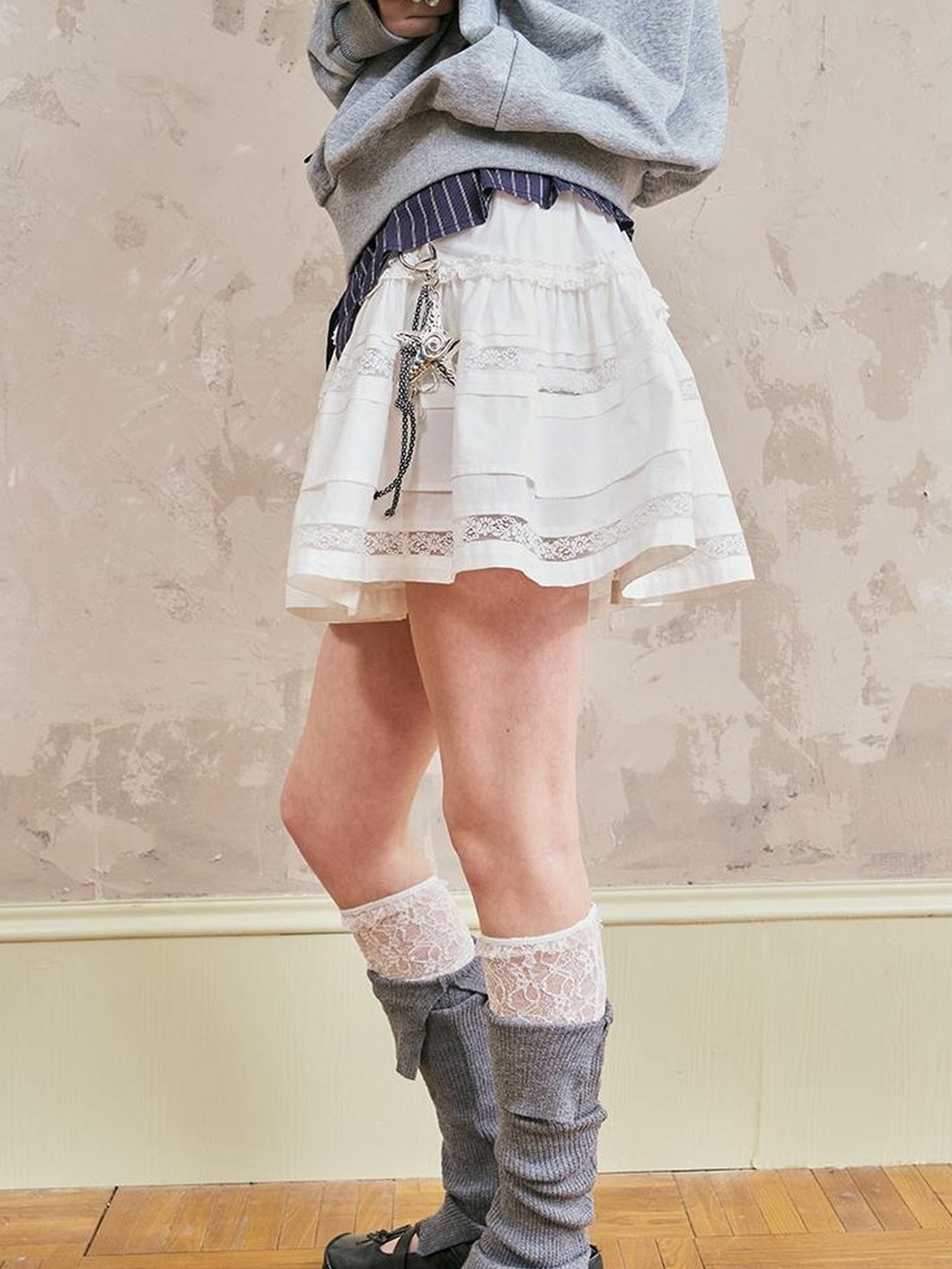 Eleganter, gestufter Minirock mit Spitzenbesatz