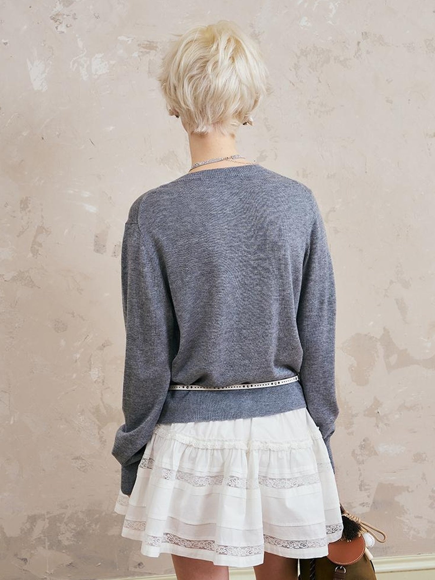 Eleganter, gestufter Minirock mit Spitzenbesatz