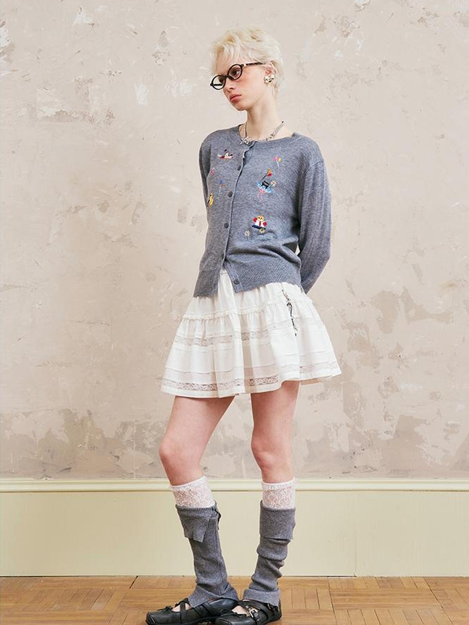 Eleganter, gestufter Minirock mit Spitzenbesatz