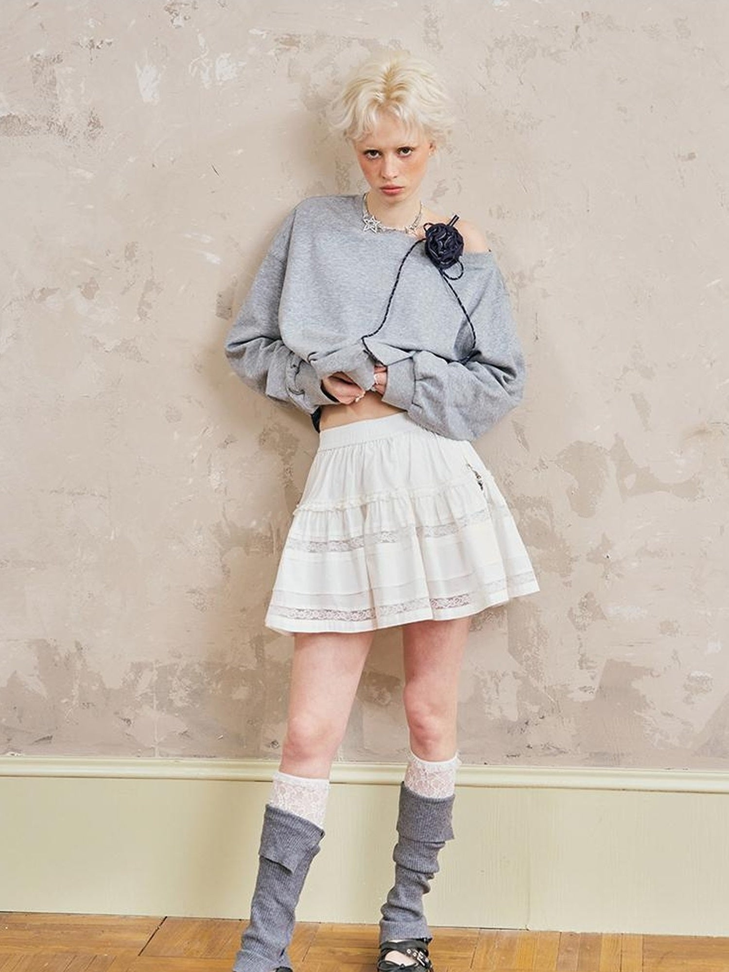Eleganter, gestufter Minirock mit Spitzenbesatz