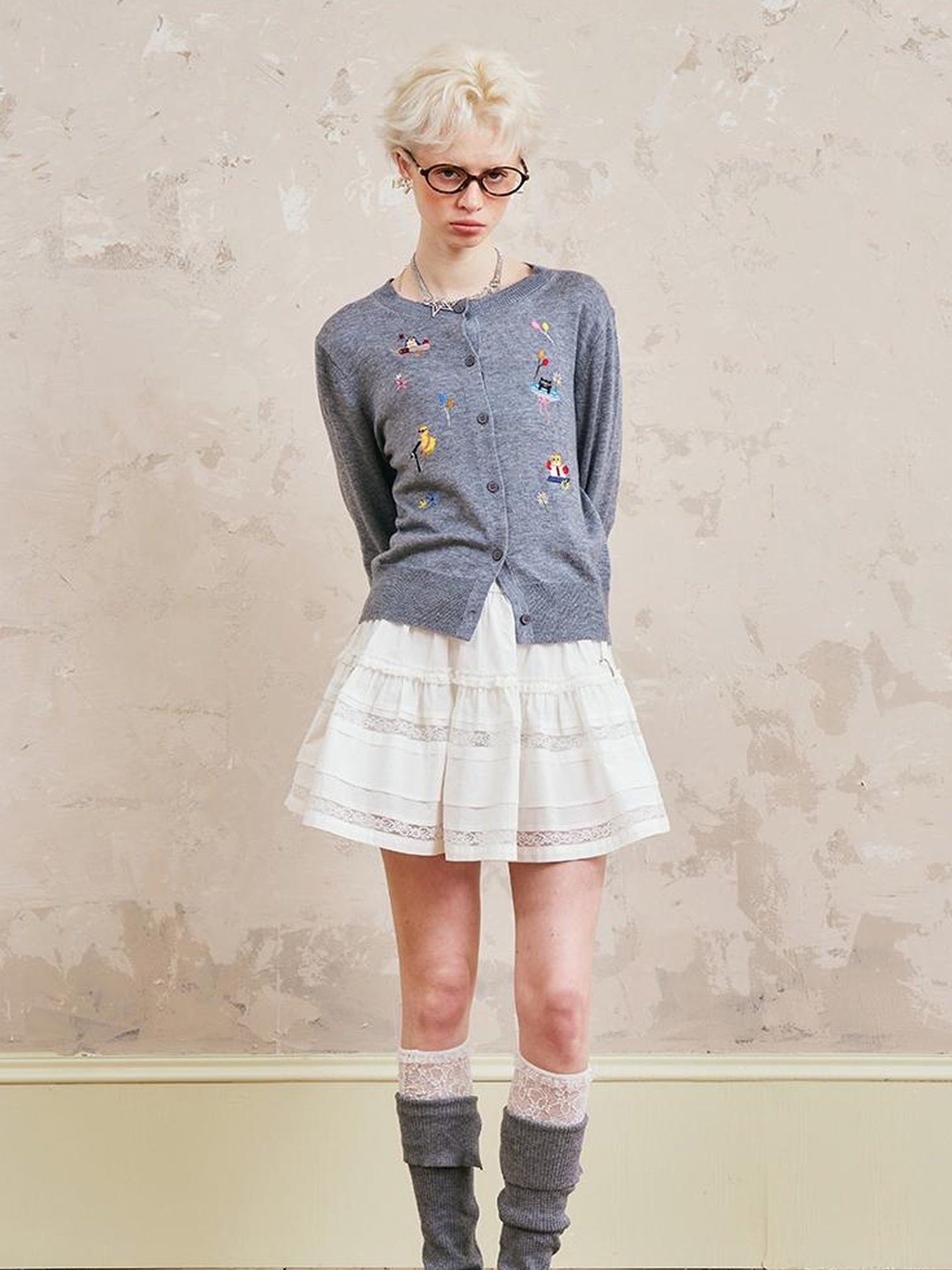 Eleganter, gestufter Minirock mit Spitzenbesatz