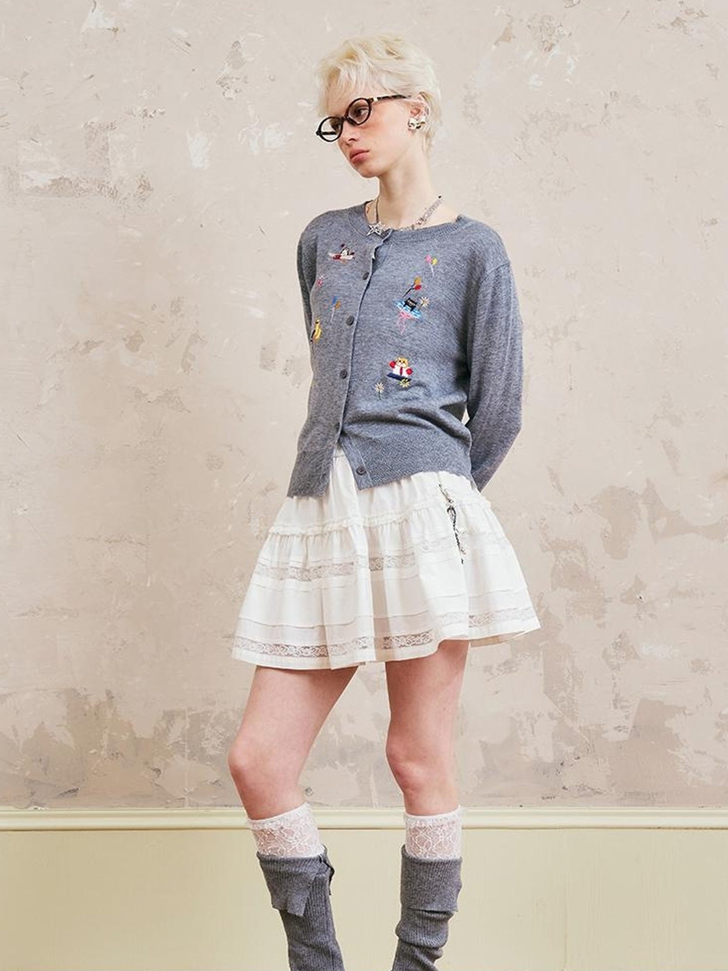 Eleganter, gestufter Minirock mit Spitzenbesatz