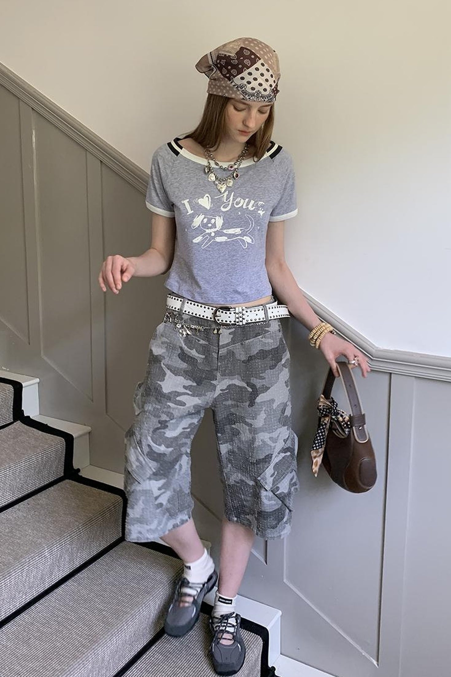DIDDI MODA Elegant Off Shoulder Puppy Print Tee