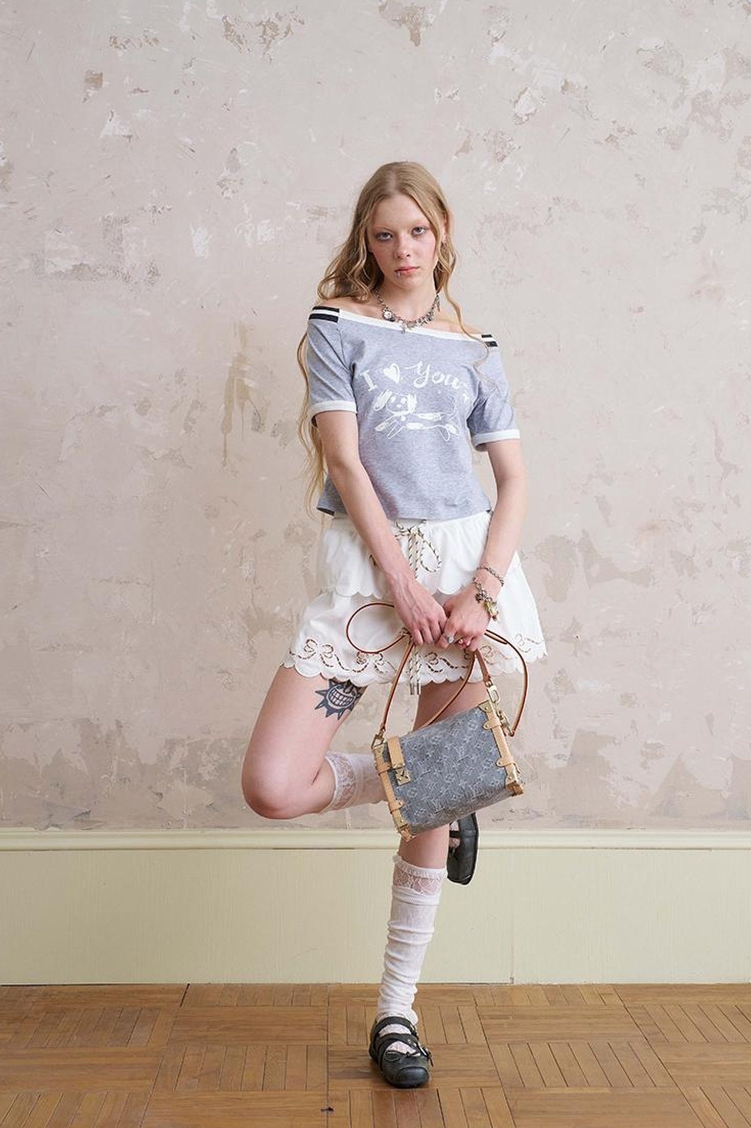 DIDDI MODA Elegant Off Shoulder Puppy Print Tee