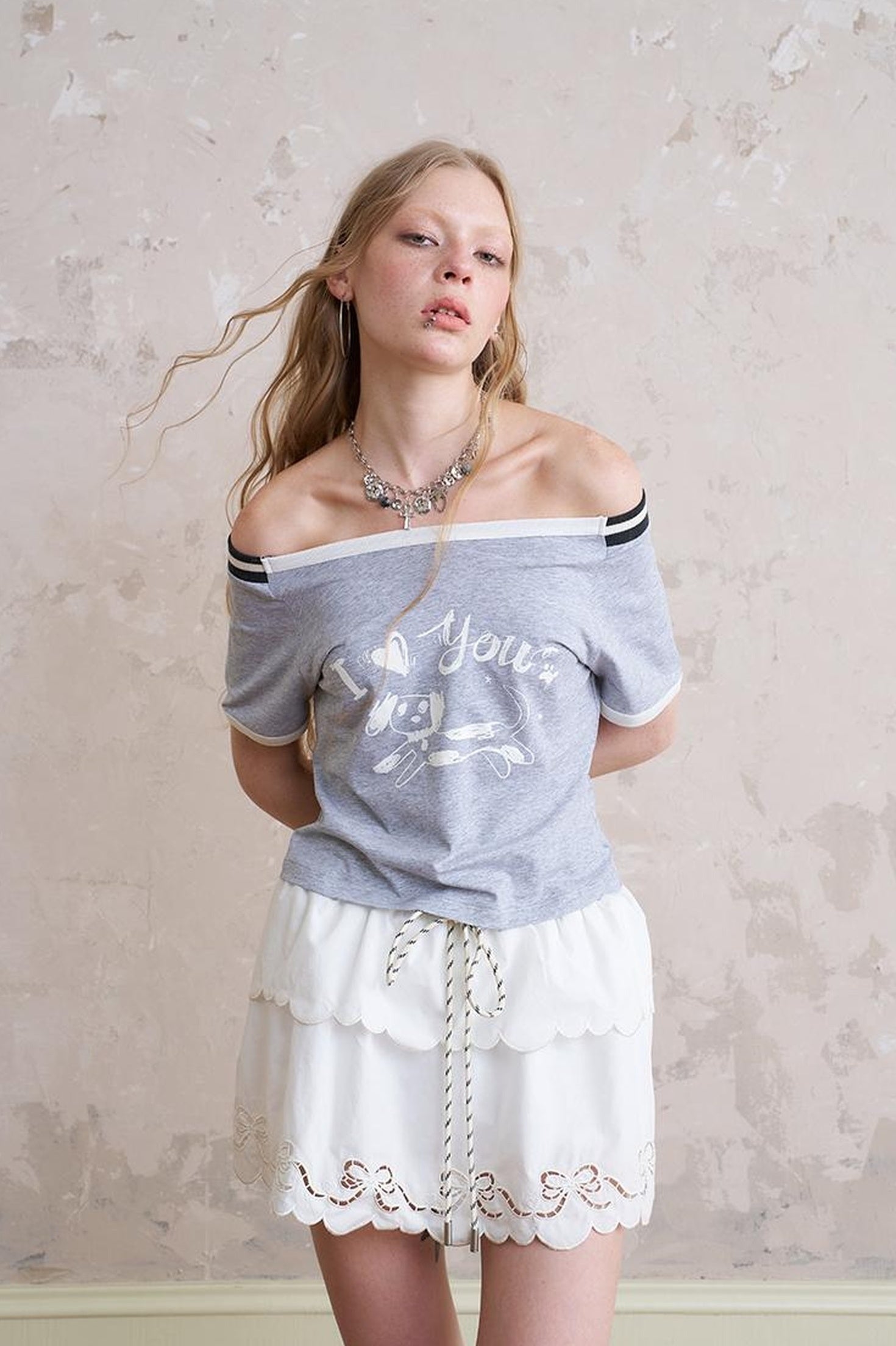 DIDDI MODA Elegant Off Shoulder Puppy Print Tee
