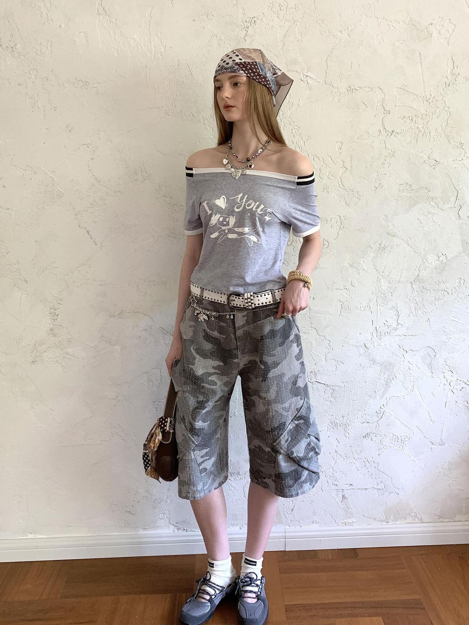 DIDDI MODA Elegant Off Shoulder Puppy Print Tee