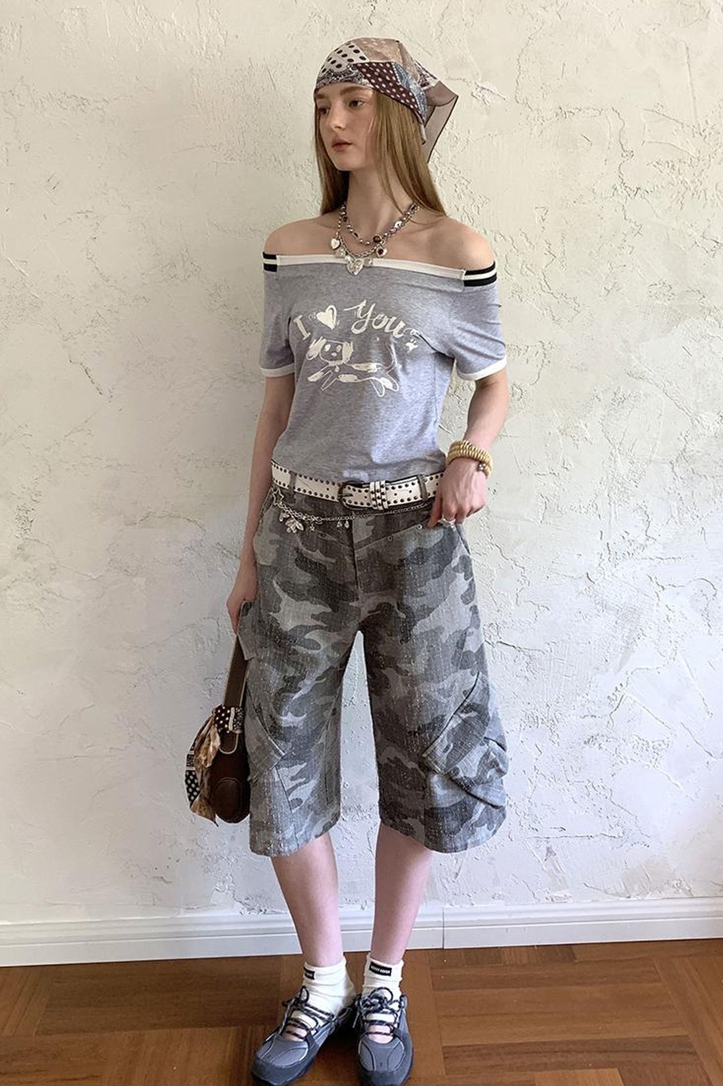 DIDDI MODA Elegant Off Shoulder Puppy Print Tee