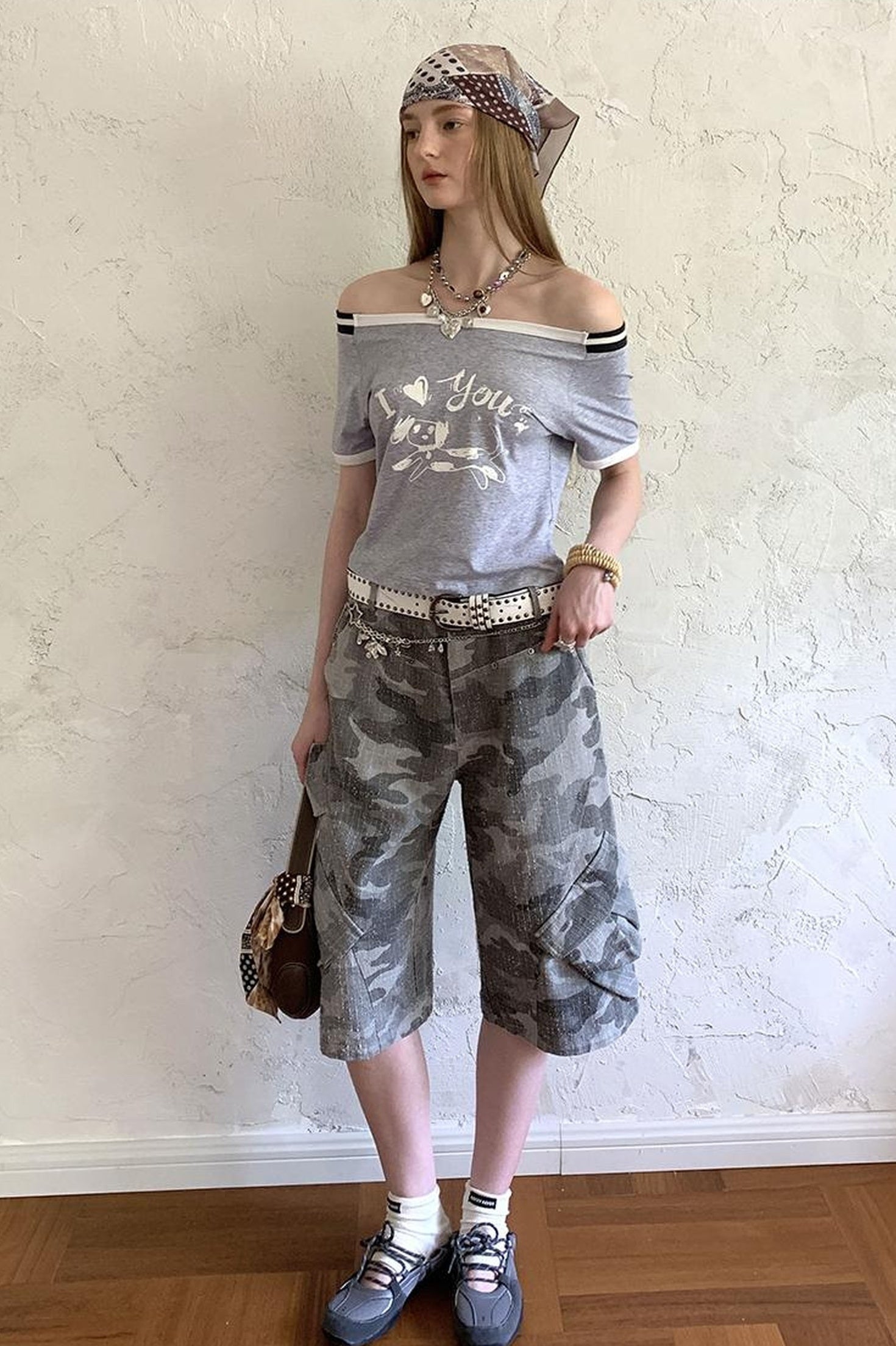 DIDDI MODA Elegant Off Shoulder Puppy Print Tee