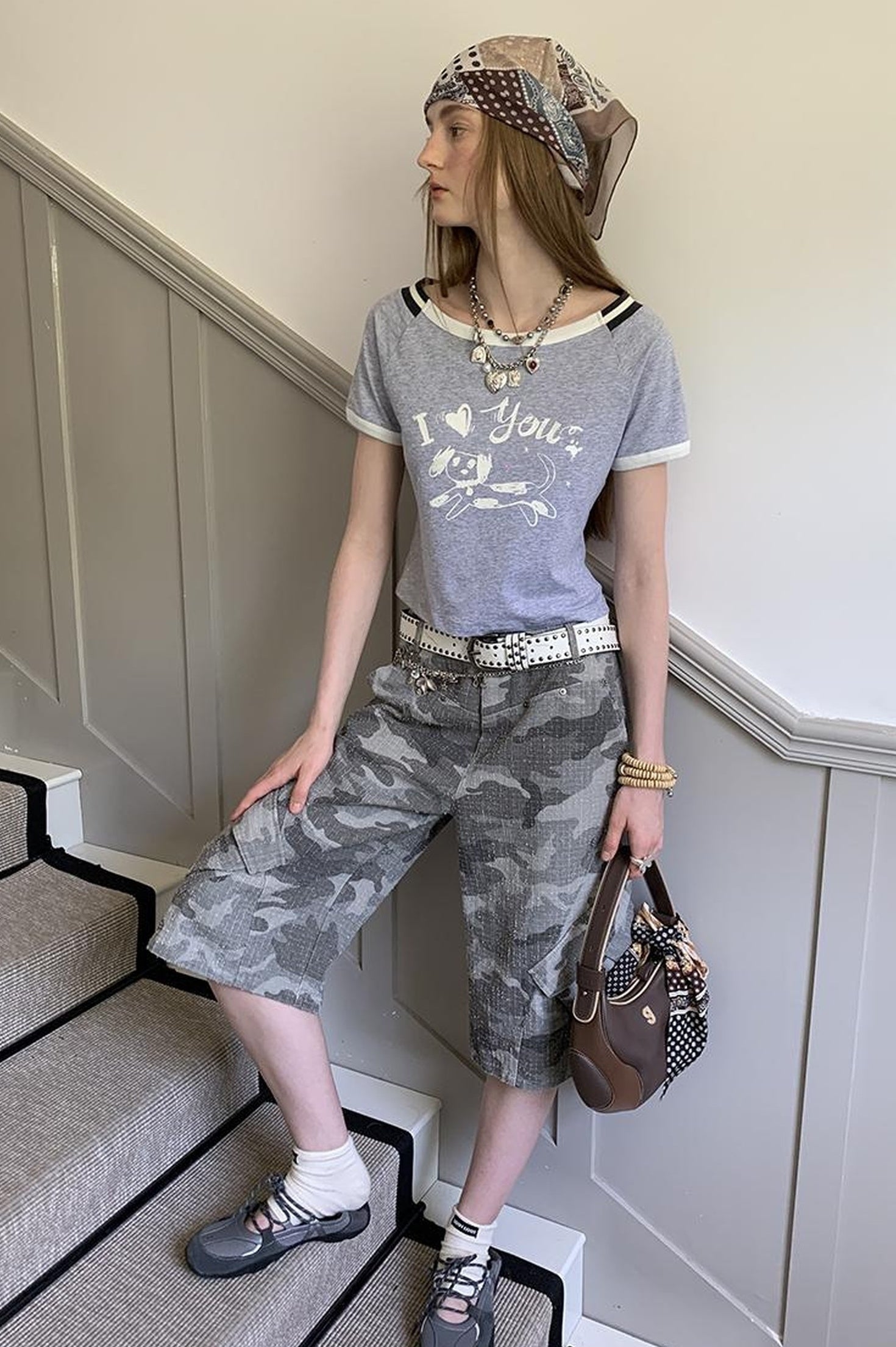 DIDDI MODA Elegant Off Shoulder Puppy Print Tee