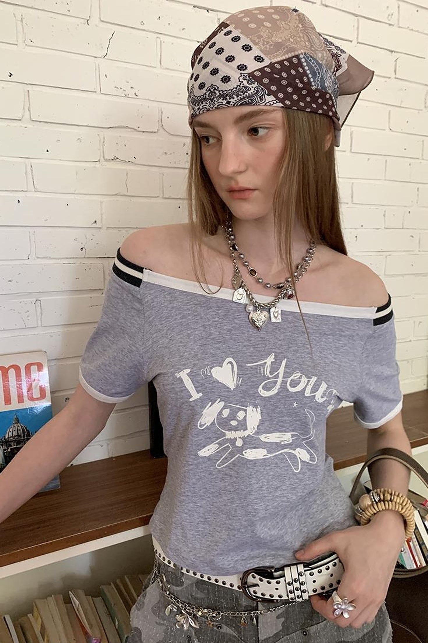 DIDDI MODA Elegant Off Shoulder Puppy Print Tee