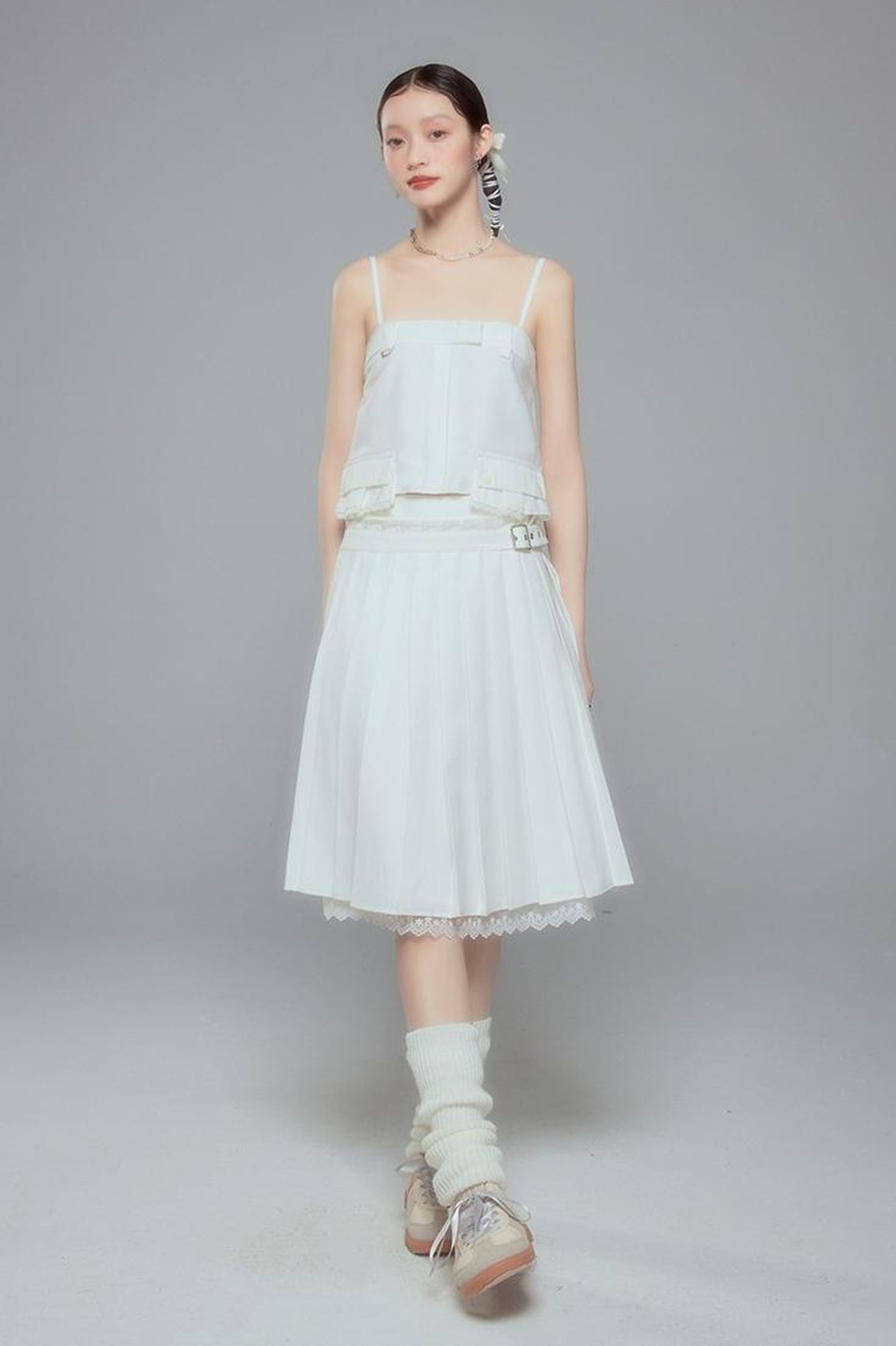 DIDDI MODA Elegant Pleated Skirt With Floral Hem A Line Silhouette