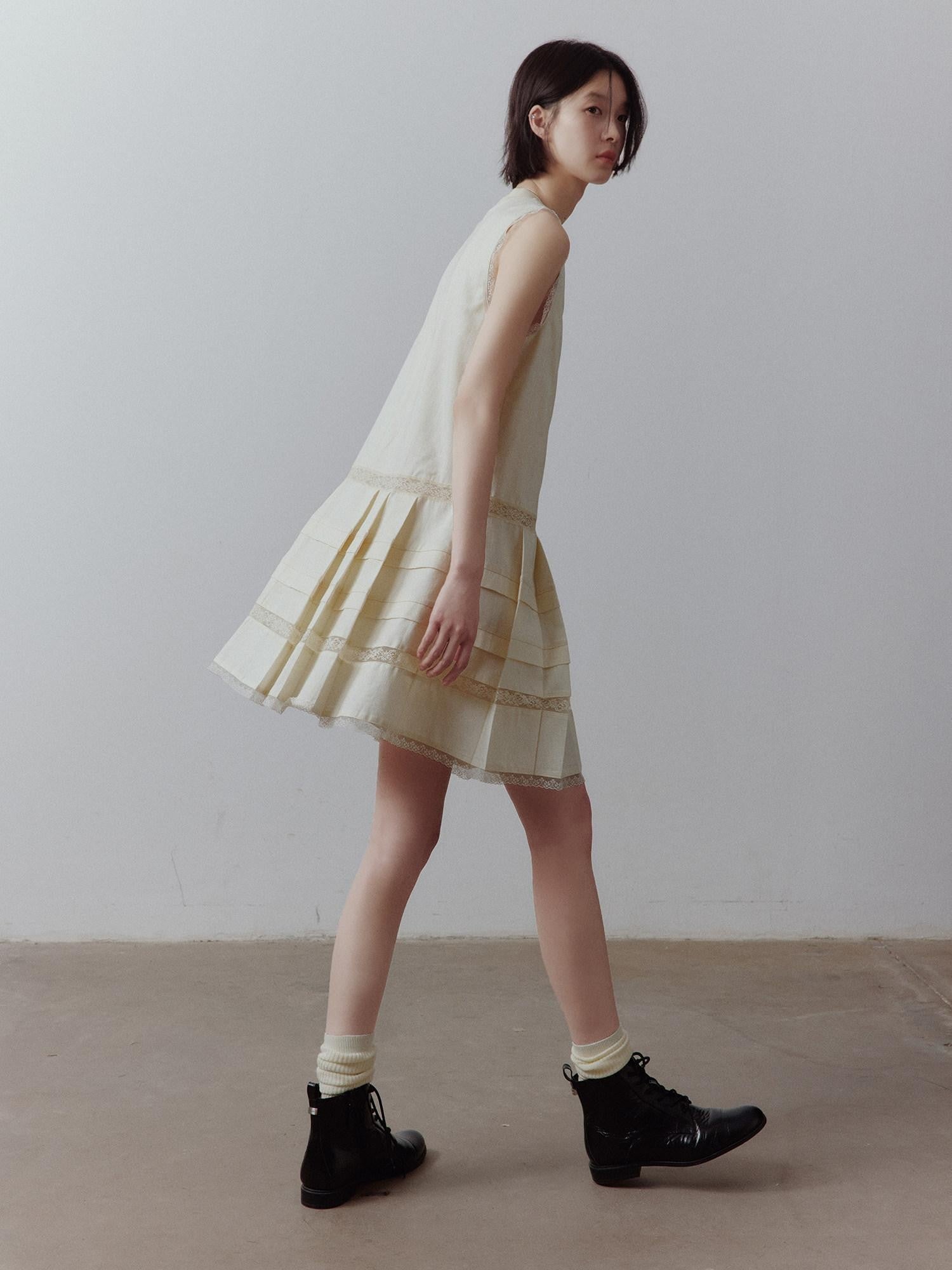 FUSSED Ivory Fabric Contrast Pleated Accordion V-neck Women&
