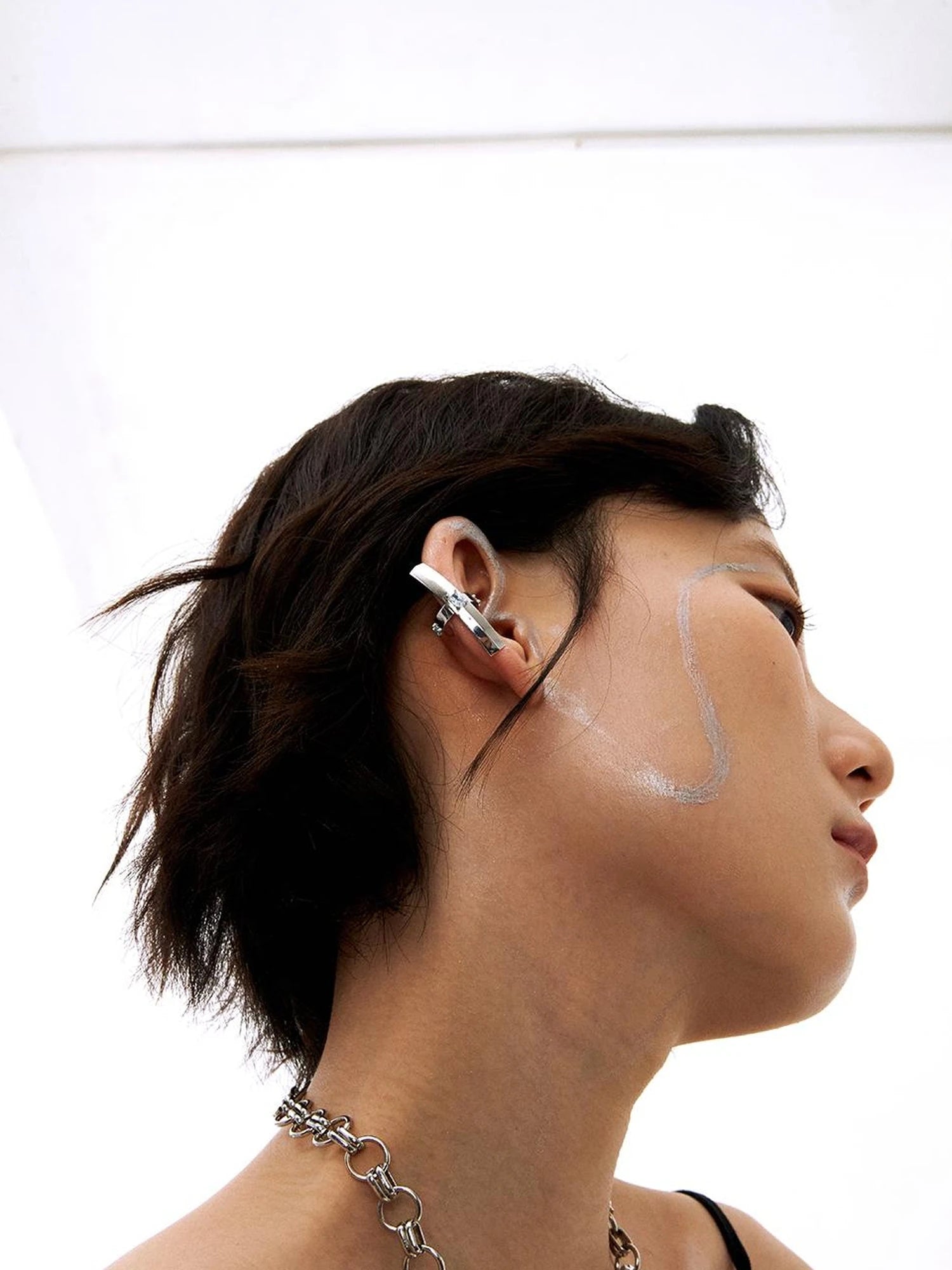 Sailing In The Sea Of Stars B Grey Blue Sapphire Cross Ear Clip