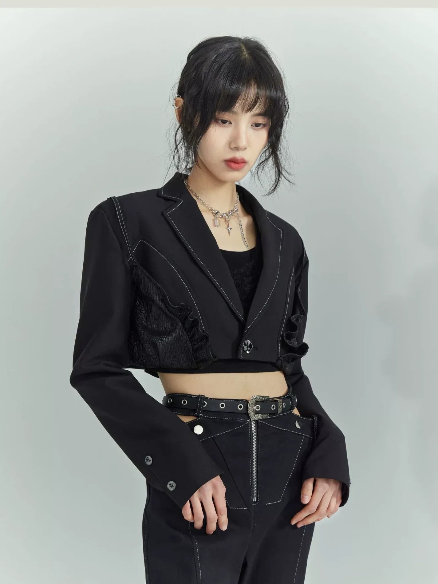 Frustration Garden Cropped Curve Stitch Blazer 
V-neck T-shirt 
Long Sleeve