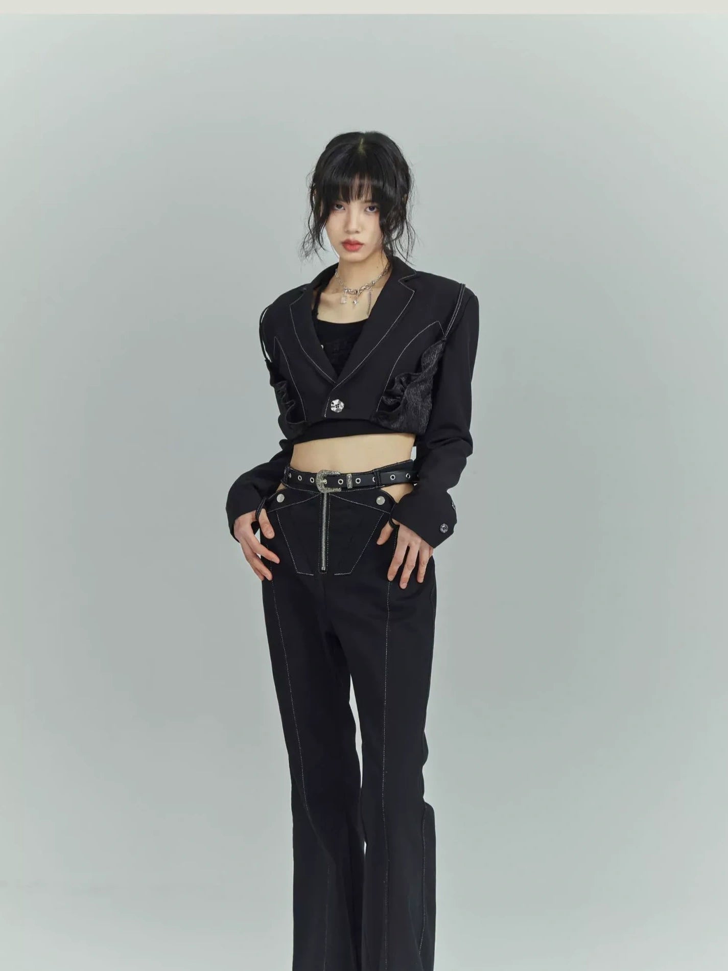 Frustration Garden Cropped Curve Stitch Blazer 
V-neck T-shirt 
Long Sleeve