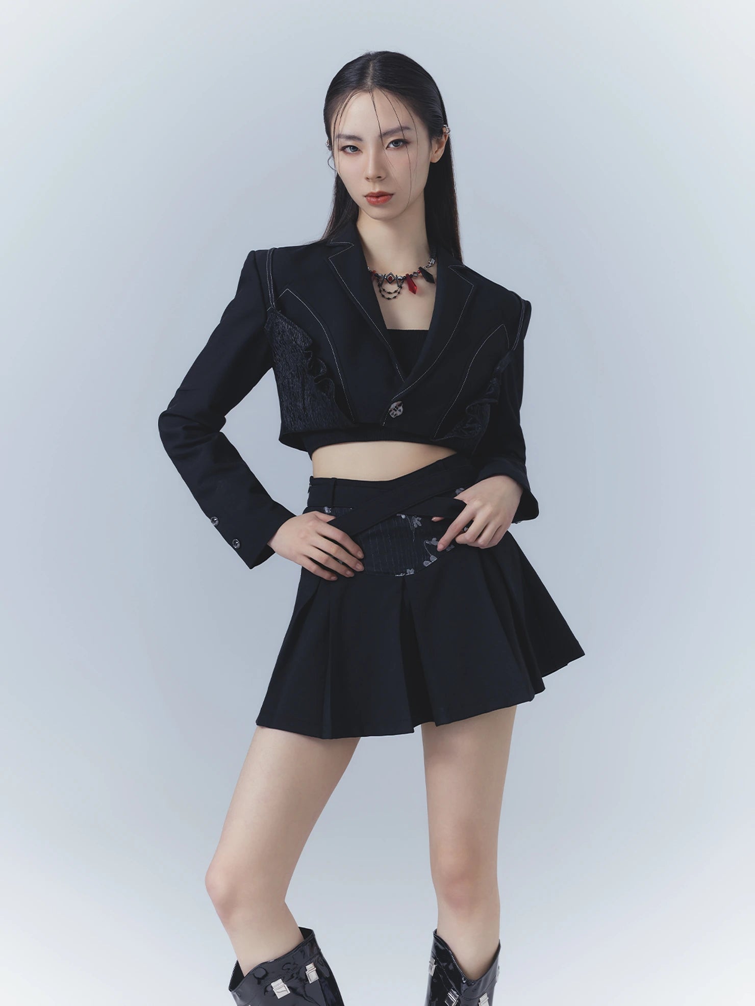 Frustration Garden Cropped Curve Stitch Blazer 
V-neck T-shirt 
Long Sleeve