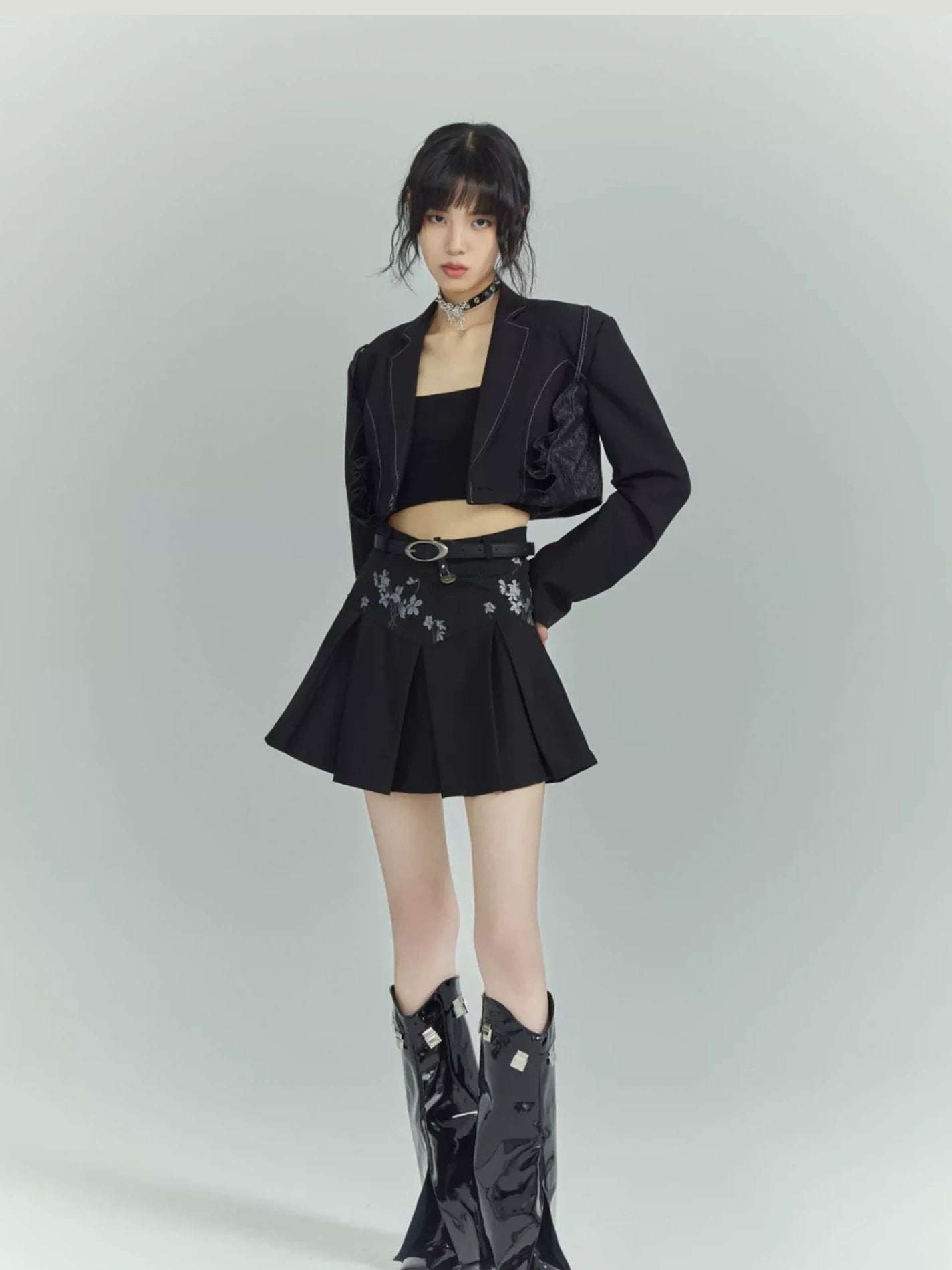 Frustration Garden Cropped Curve Stitch Blazer 
V-neck T-shirt 
Long Sleeve