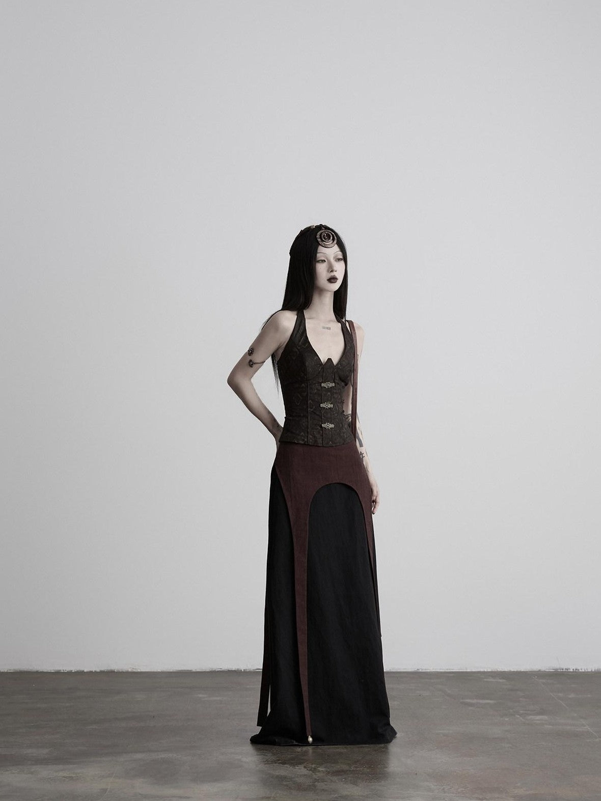 INDULGE European Court 3d Cut Tie Halter V-neck Women&