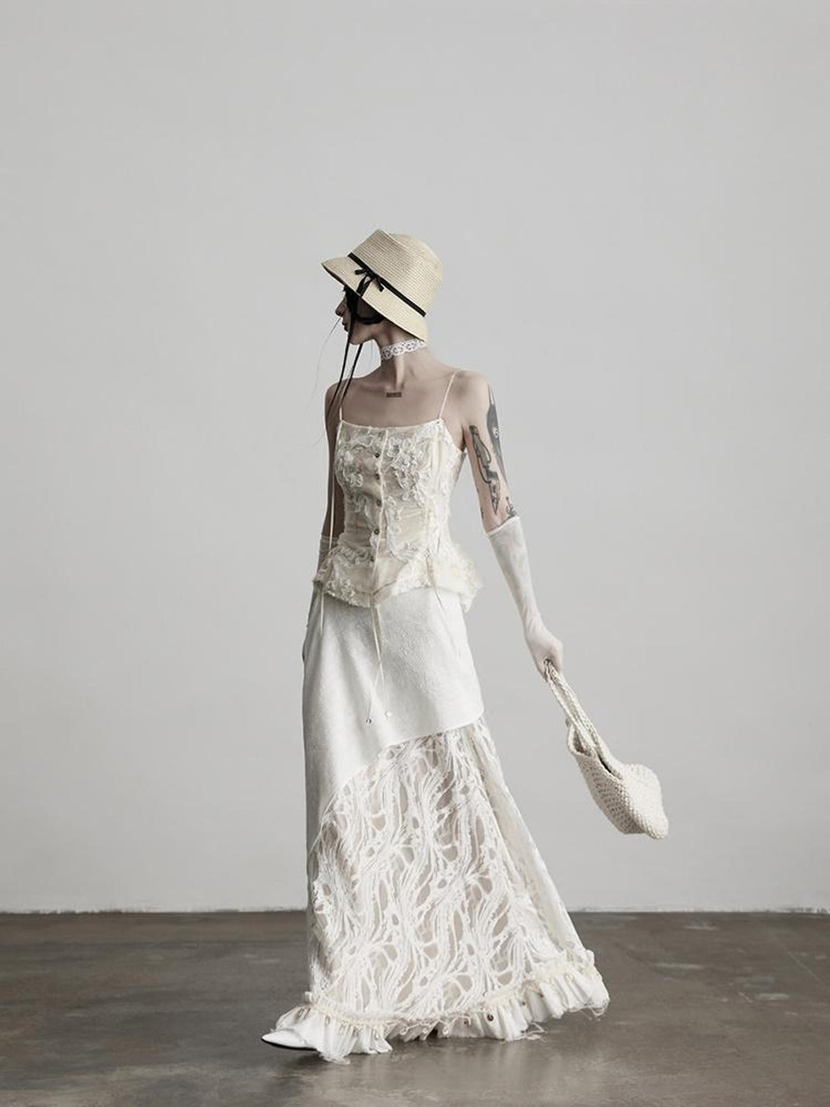 INDULGE White Lace Embroidered Velvet Floral Slim Fit Women&