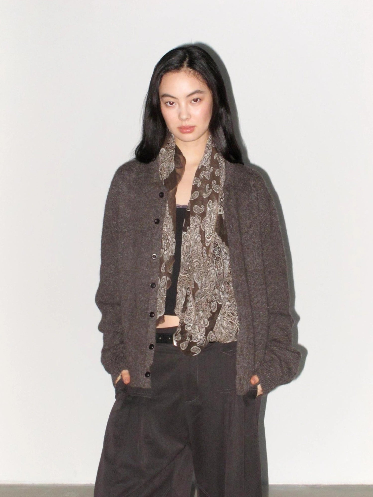 Mito de dar Low Saturation Cashew Floral Scarf V-neck T-shirt Long Sleeve